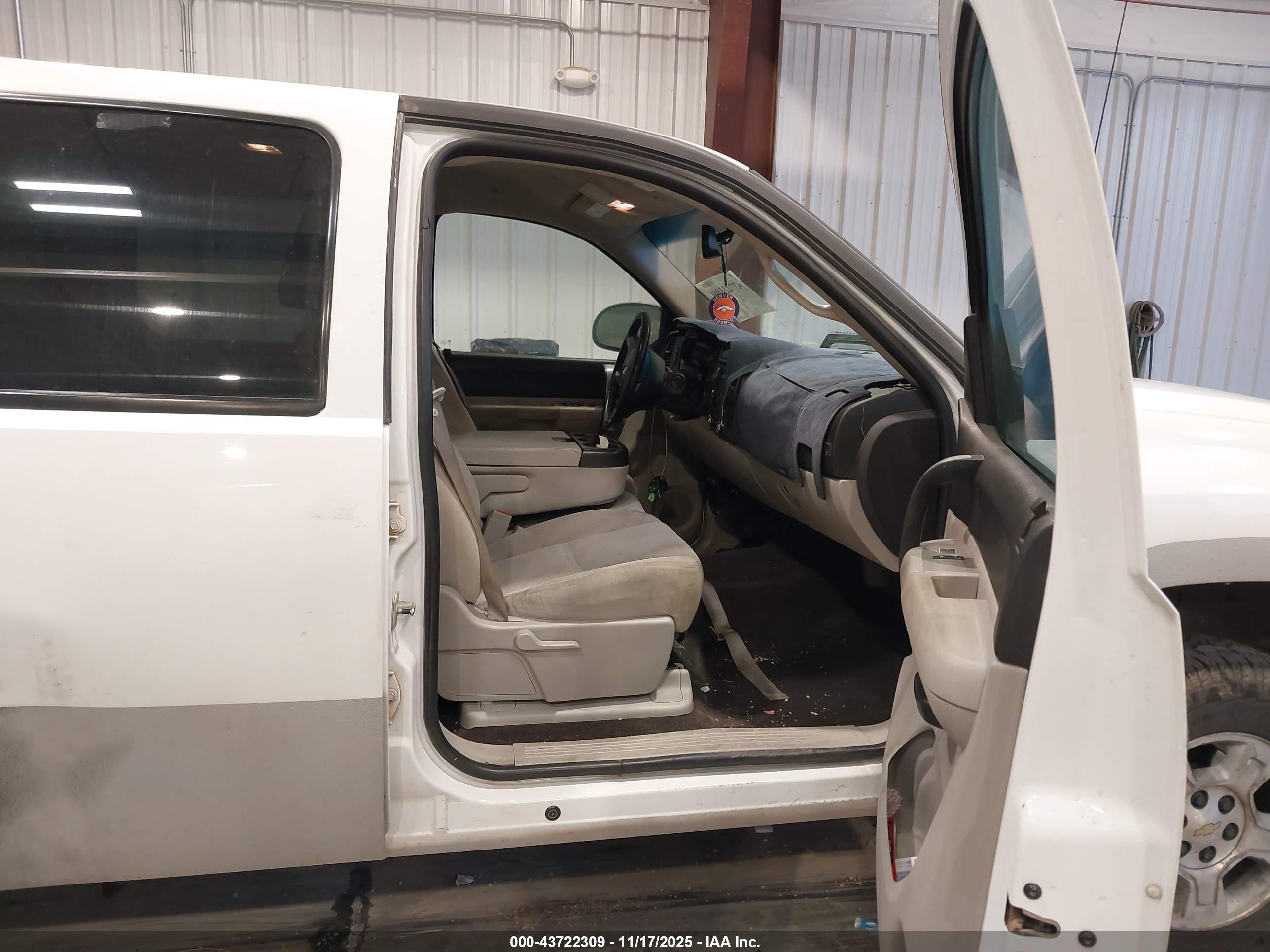 CHEVROLET SILVERADO image 5
