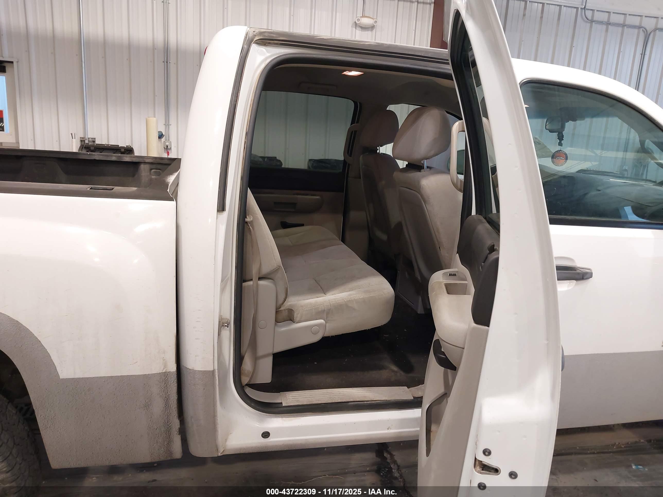 CHEVROLET SILVERADO image 8