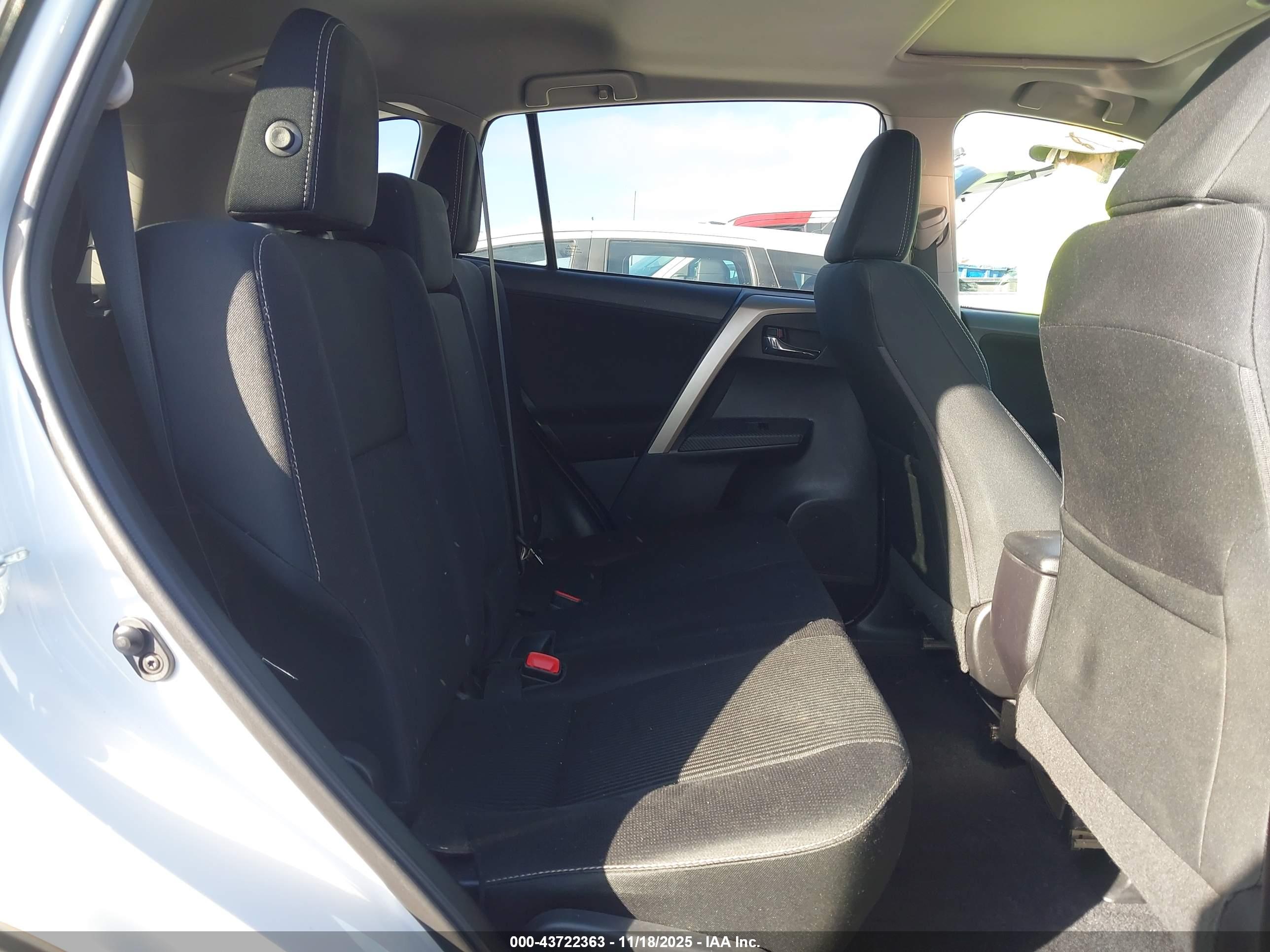 TOYOTA RAV4 image 8