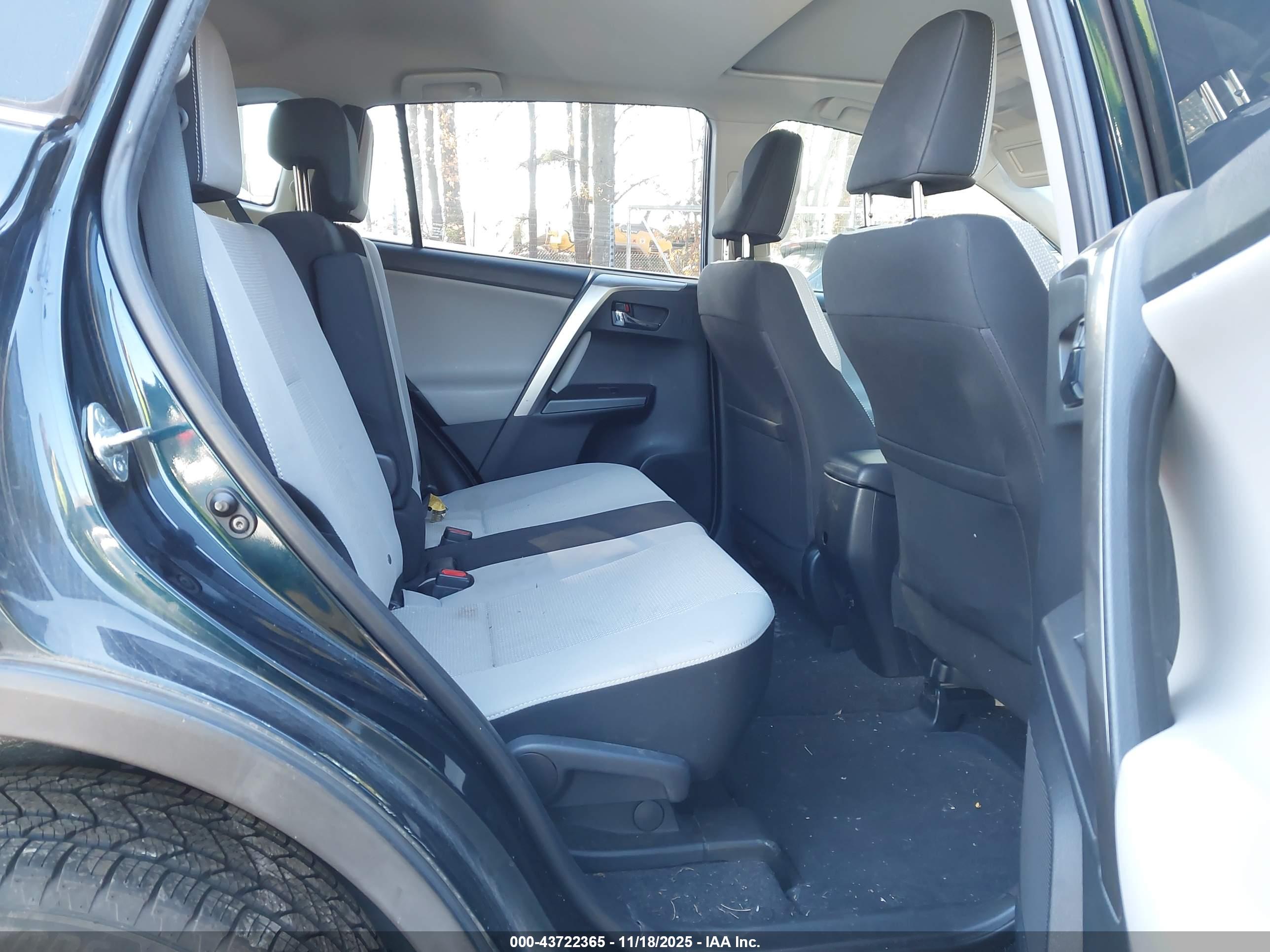 TOYOTA RAV4 image 8