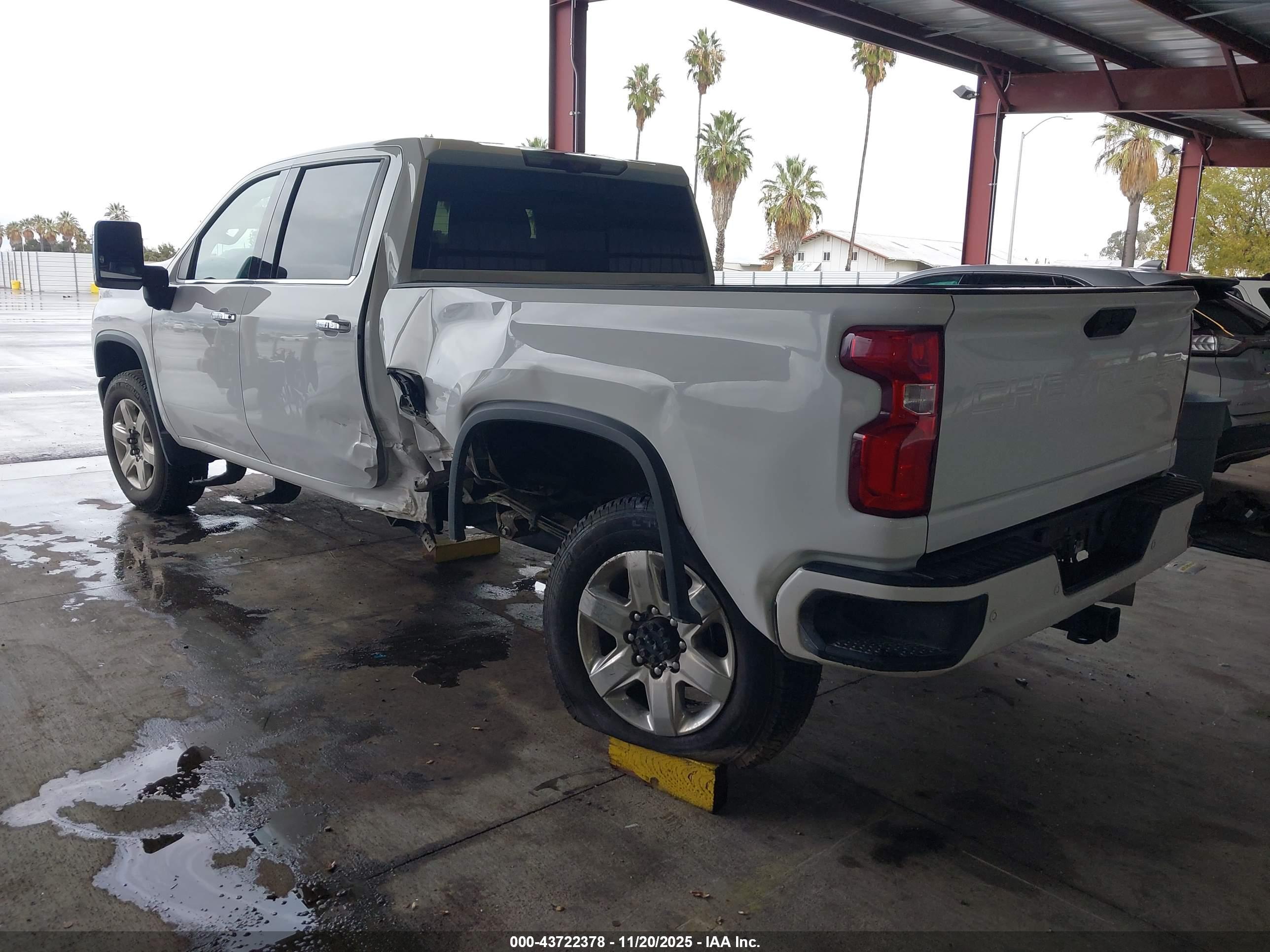 CHEVROLET SILVERADO image 3