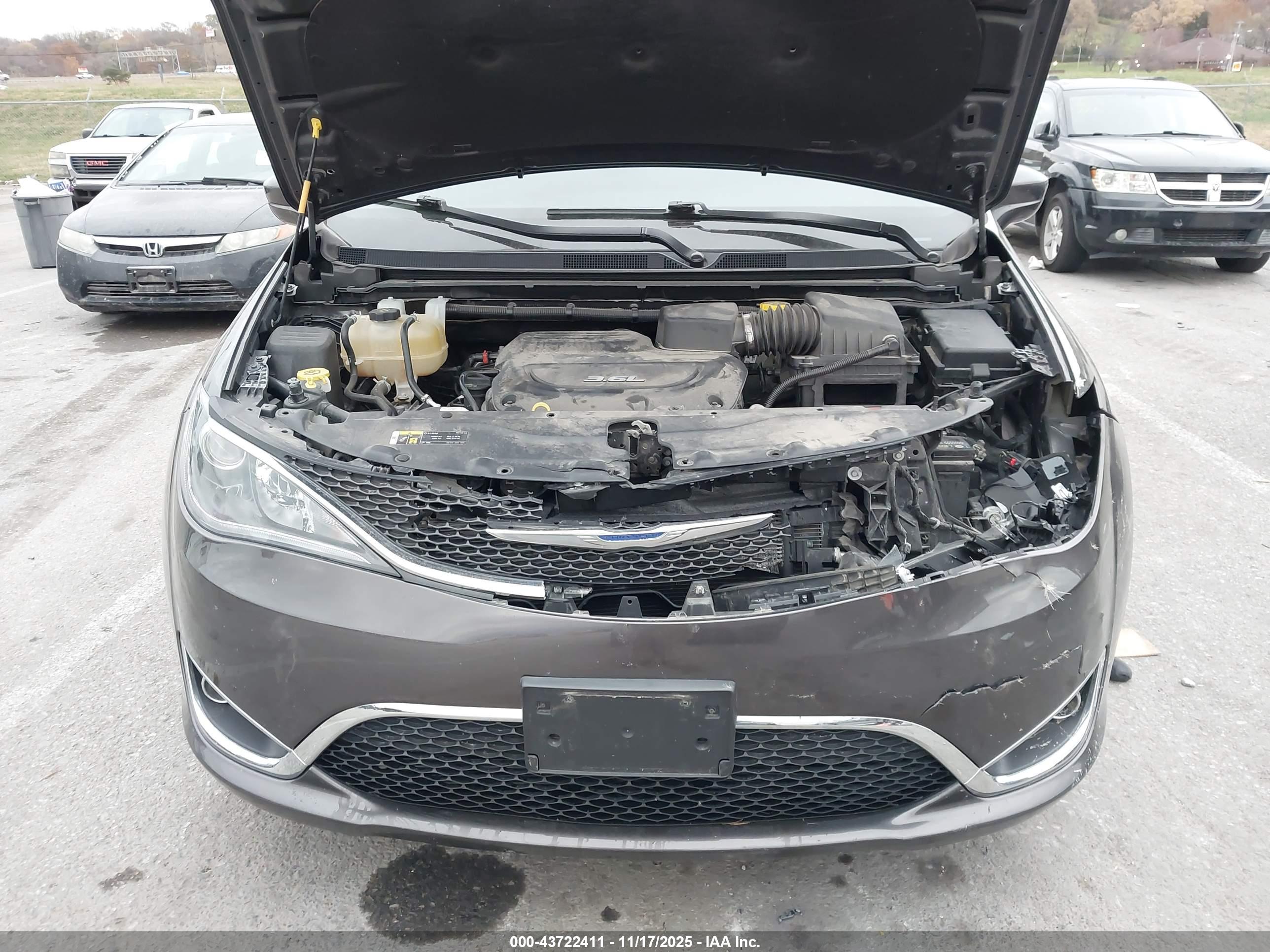 CHRYSLER PACIFICA image 10