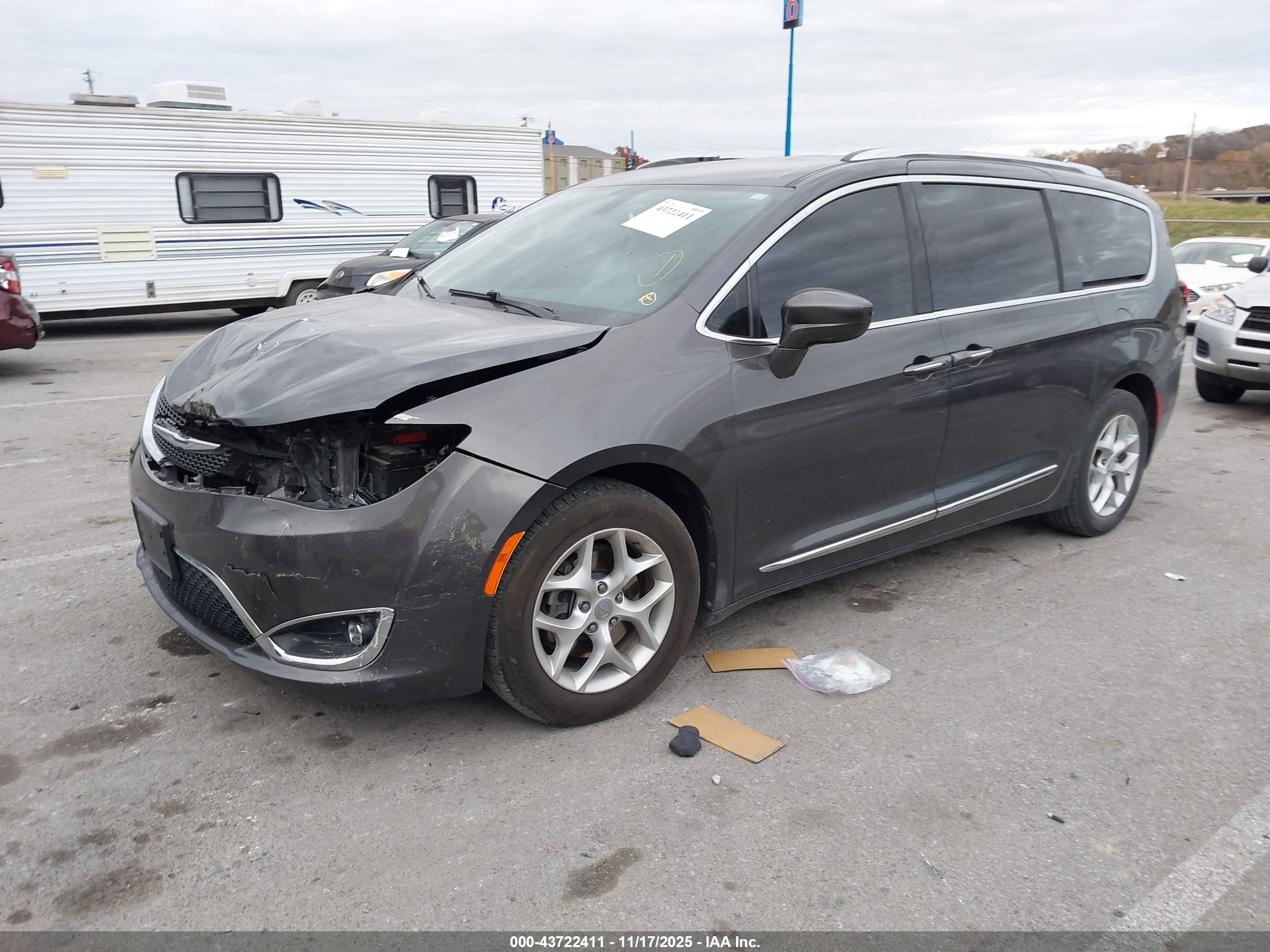 CHRYSLER PACIFICA image 2