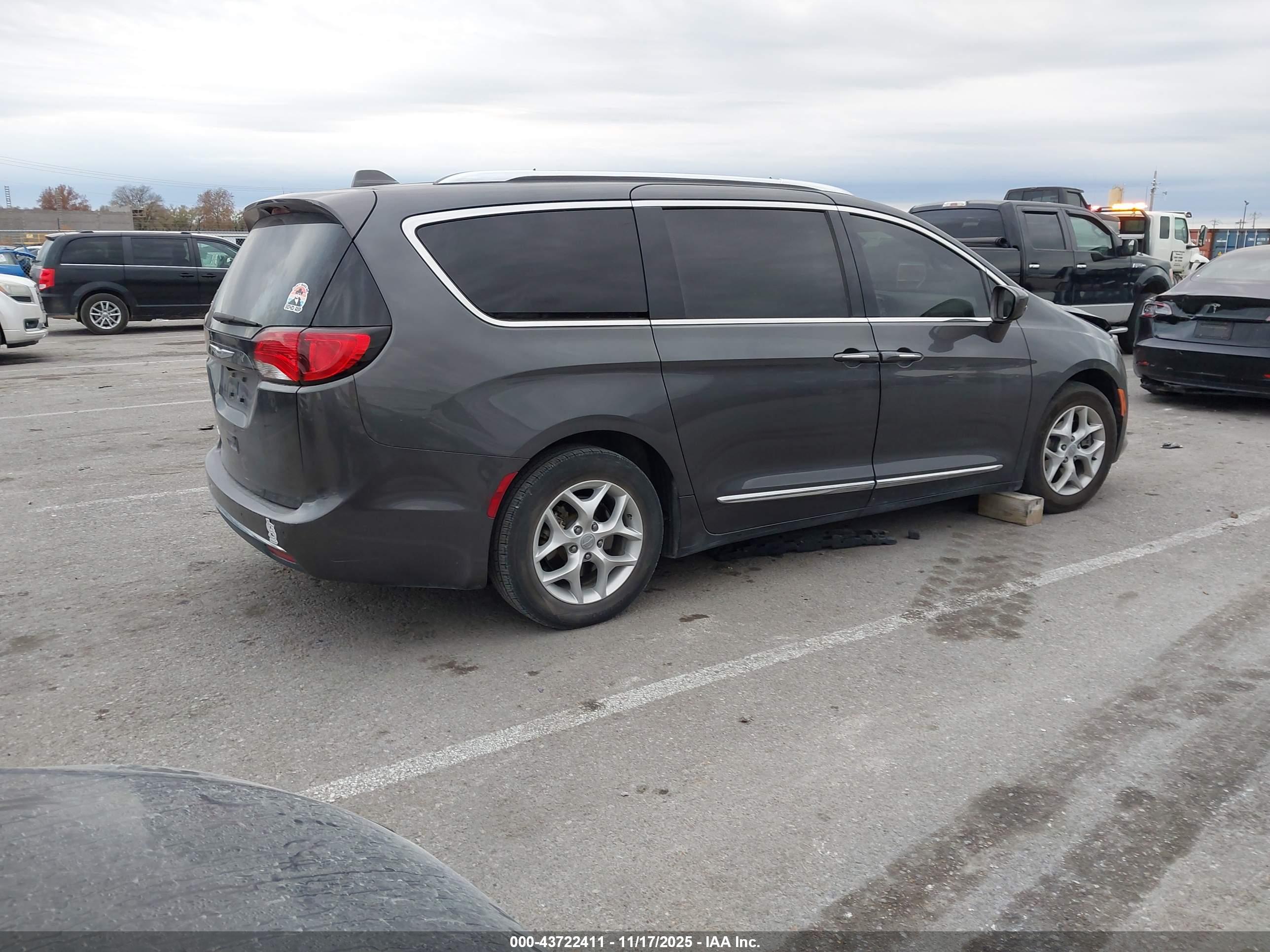 CHRYSLER PACIFICA image 4