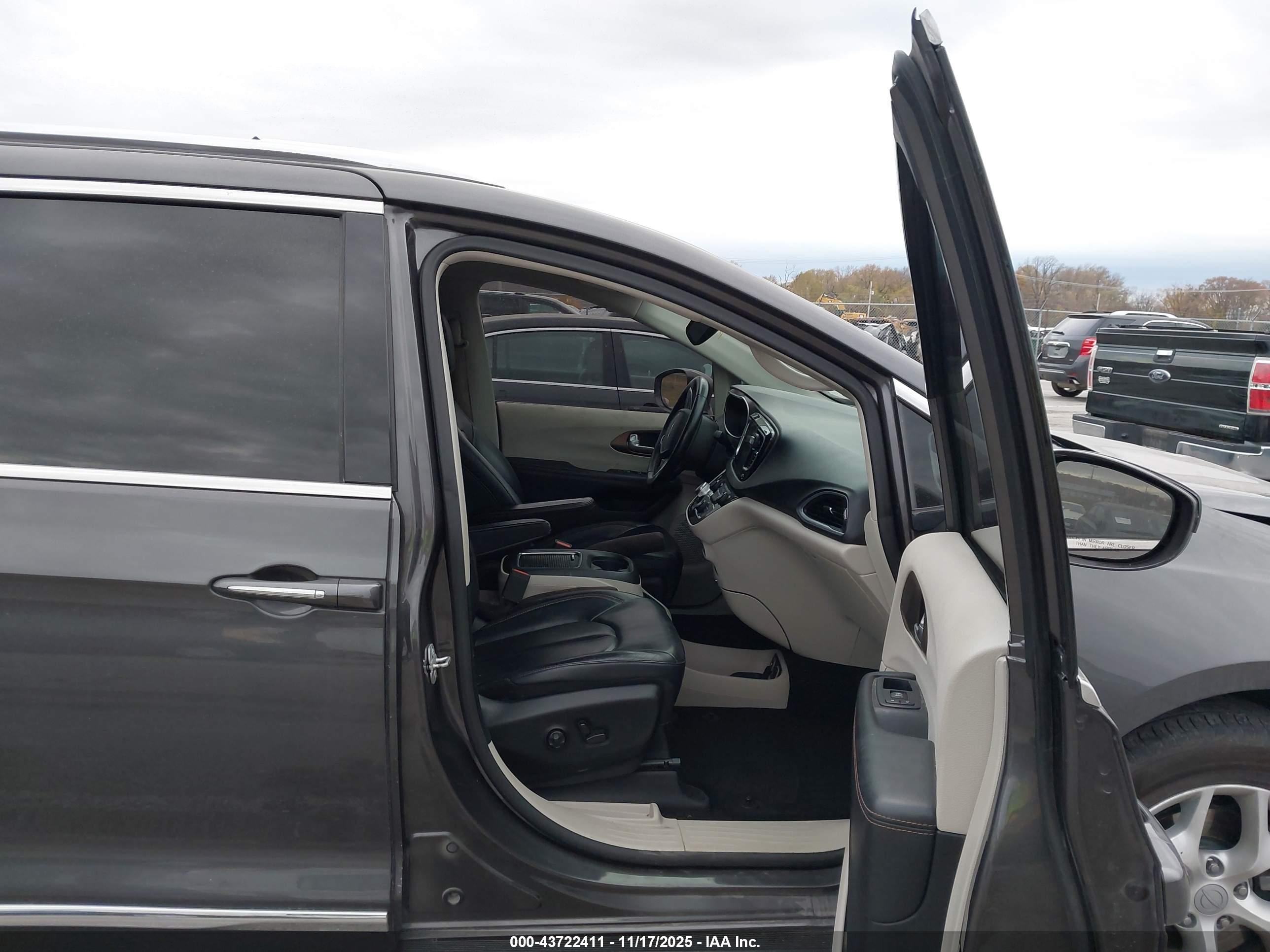 CHRYSLER PACIFICA image 5