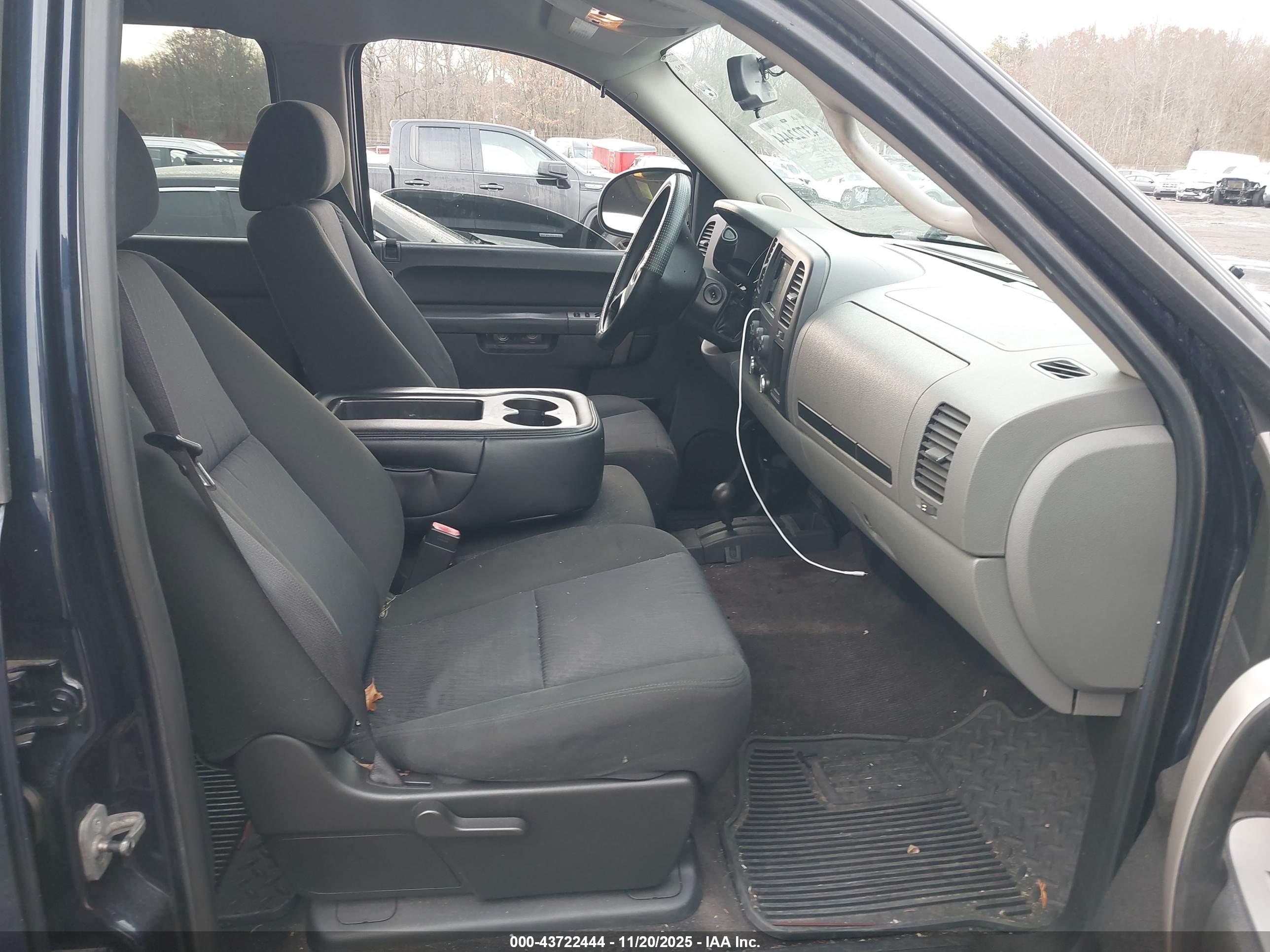 CHEVROLET SILVERADO image 5