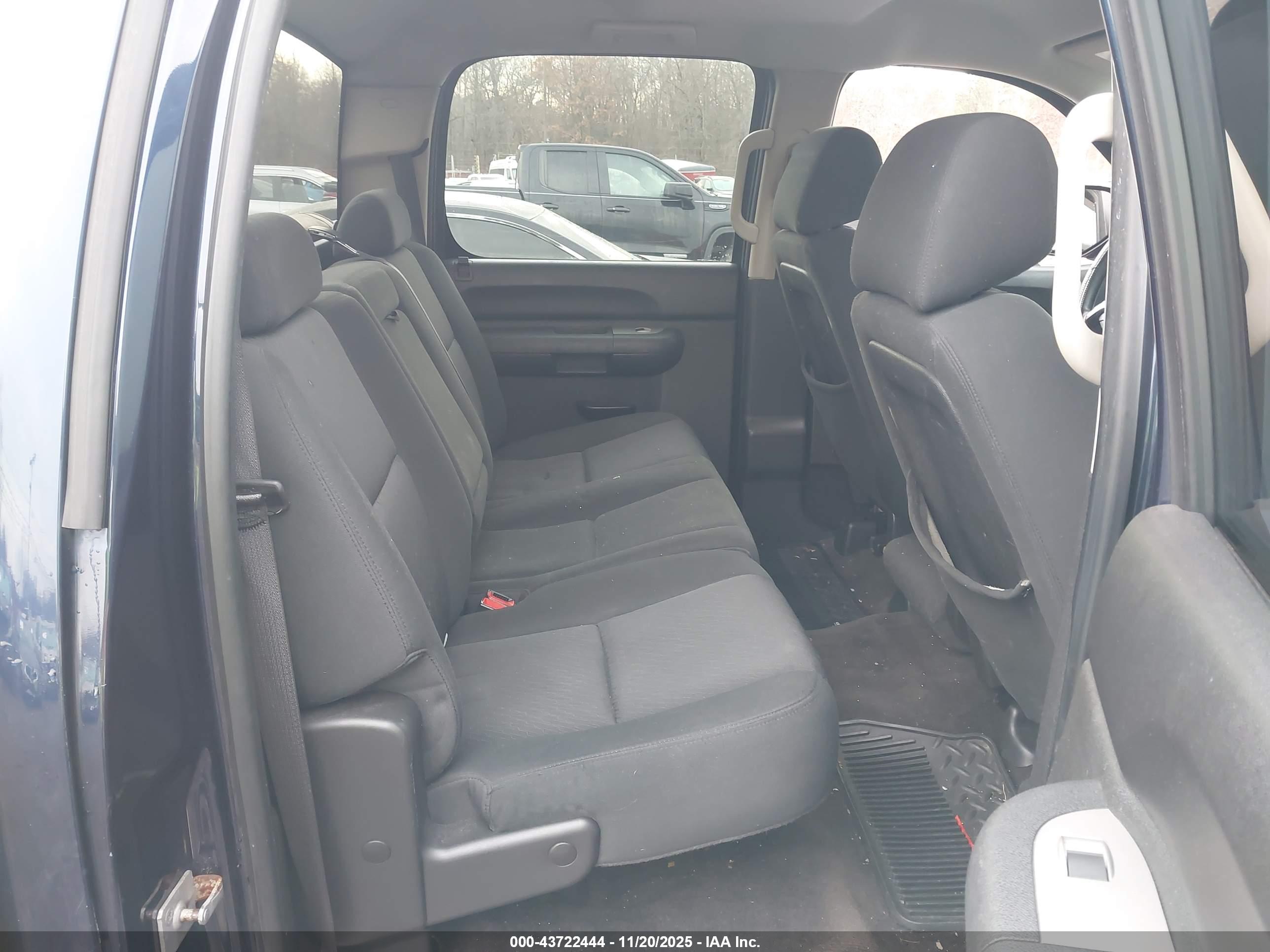 CHEVROLET SILVERADO image 8