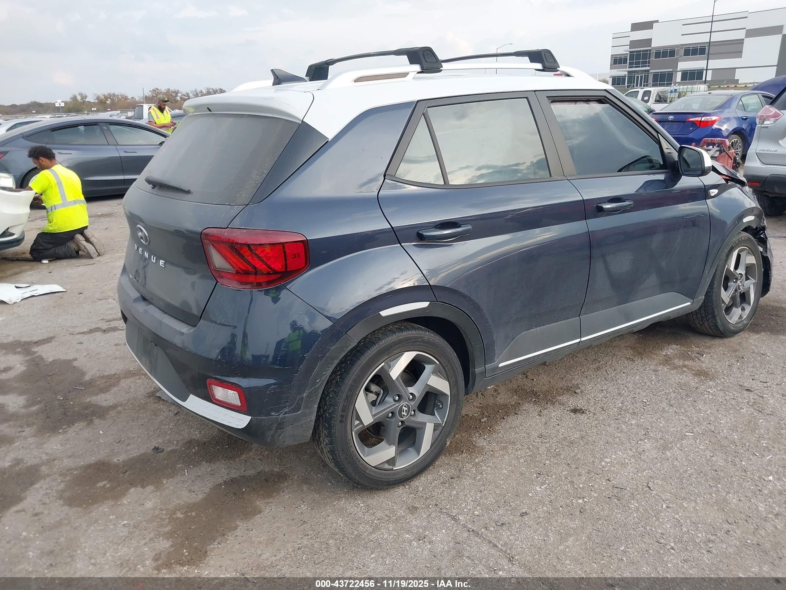 HYUNDAI VENUE image 4