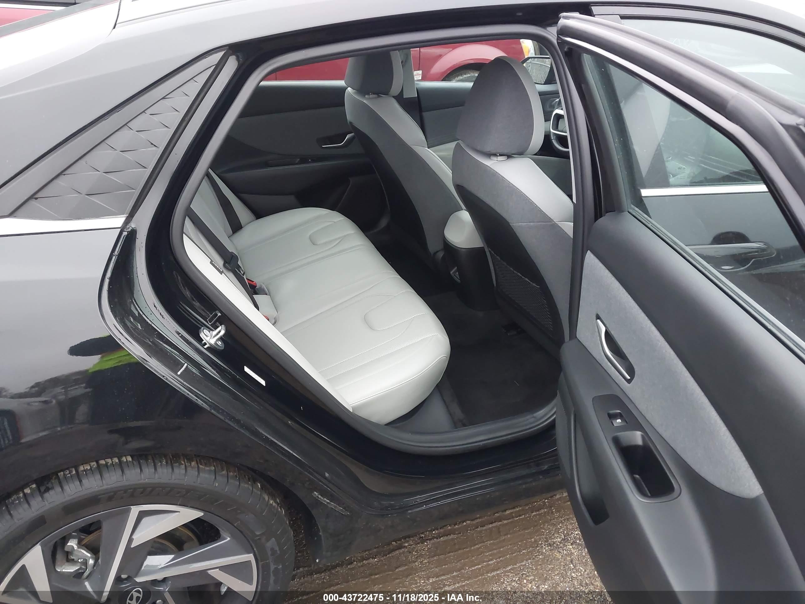 HYUNDAI ELANTRA image 8