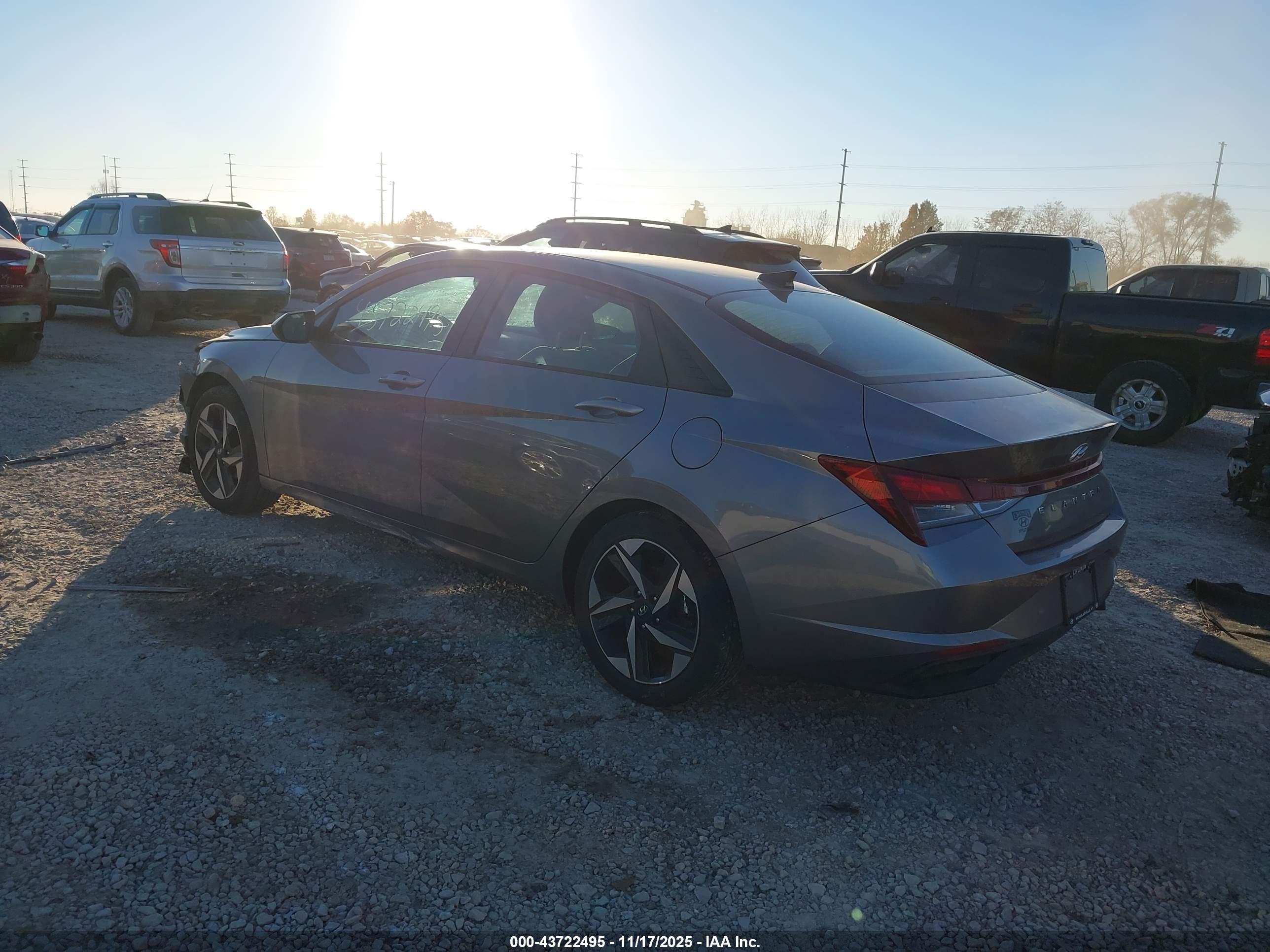 HYUNDAI ELANTRA image 3