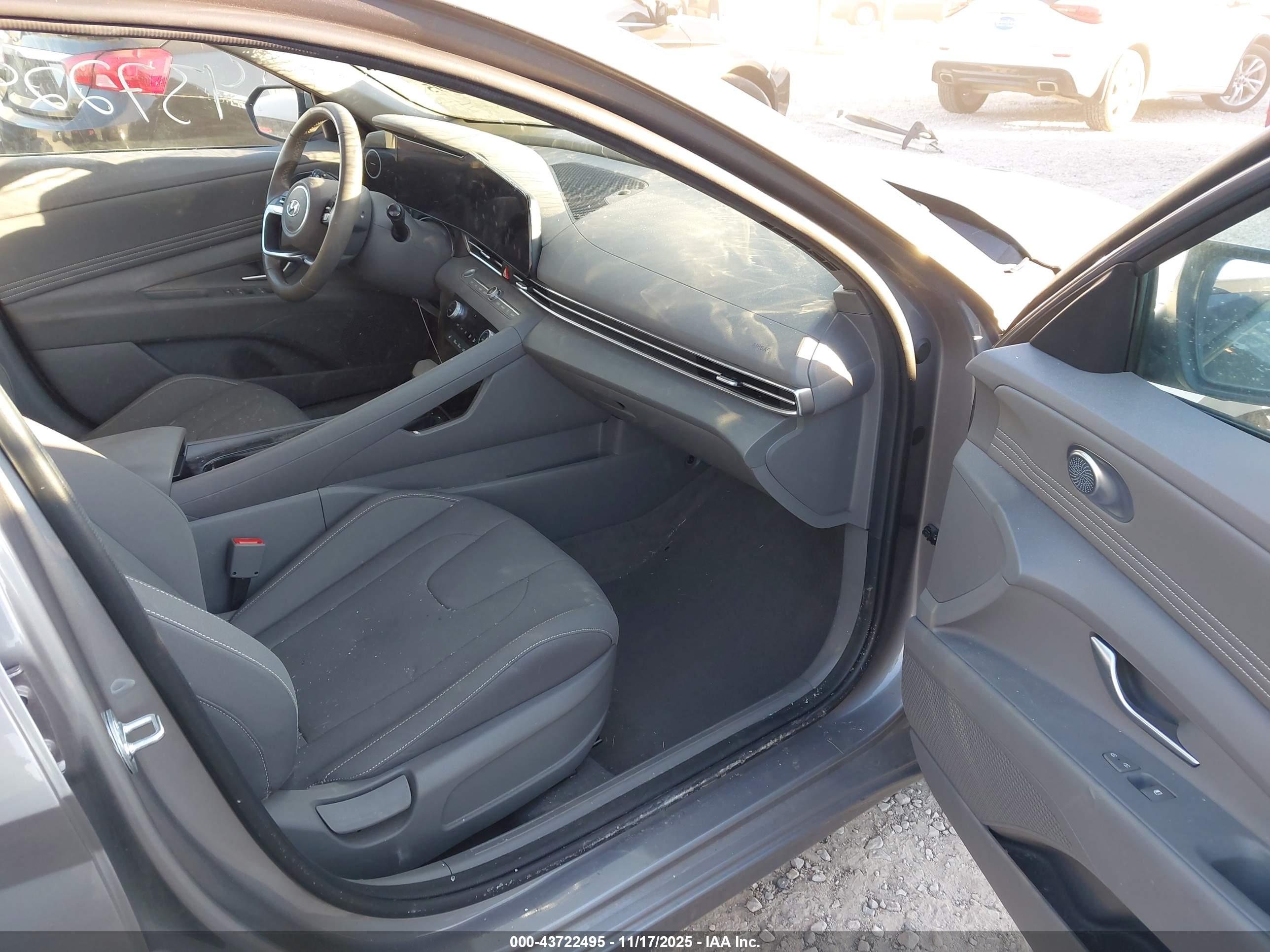 HYUNDAI ELANTRA image 5