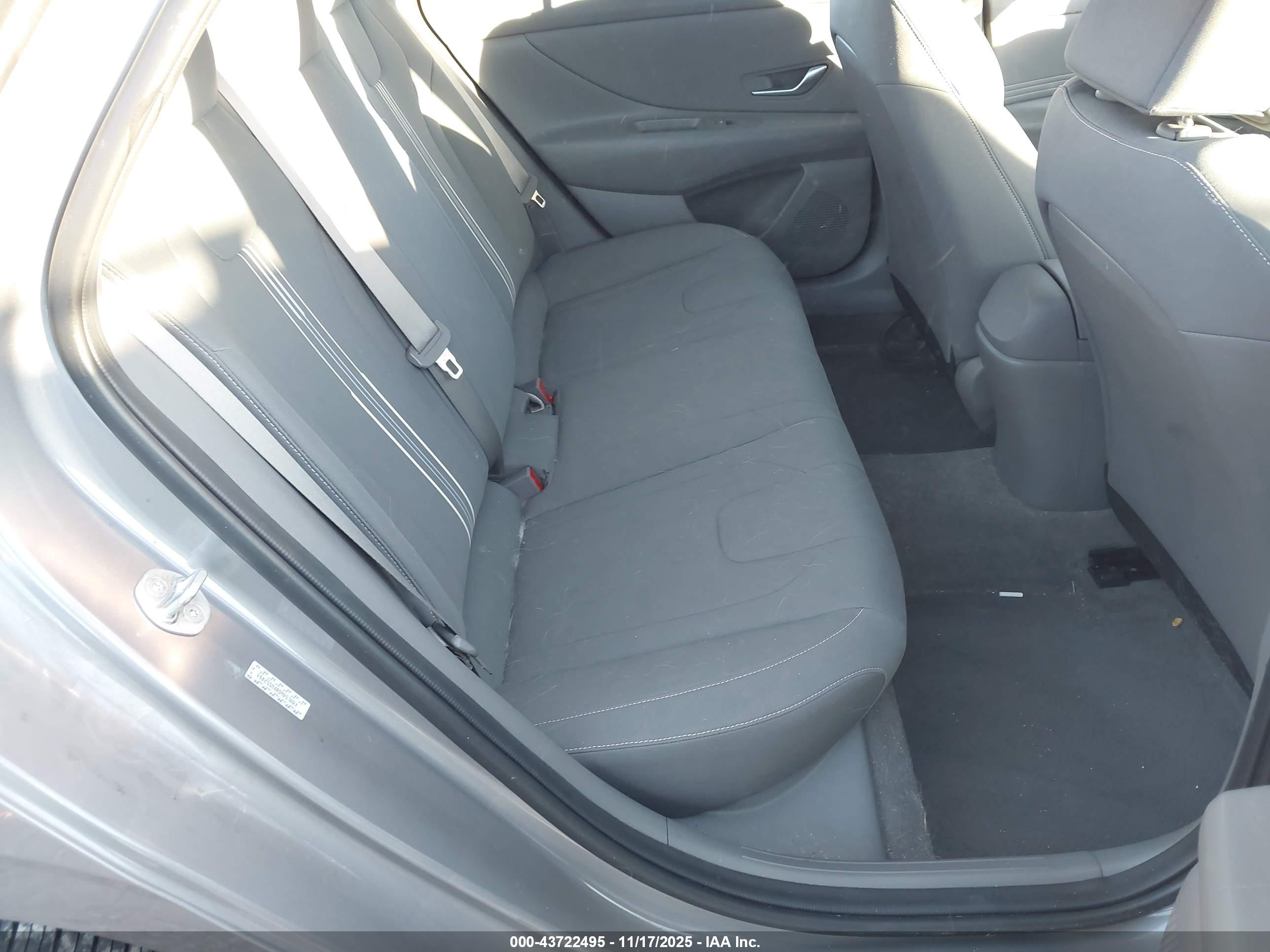 HYUNDAI ELANTRA image 8