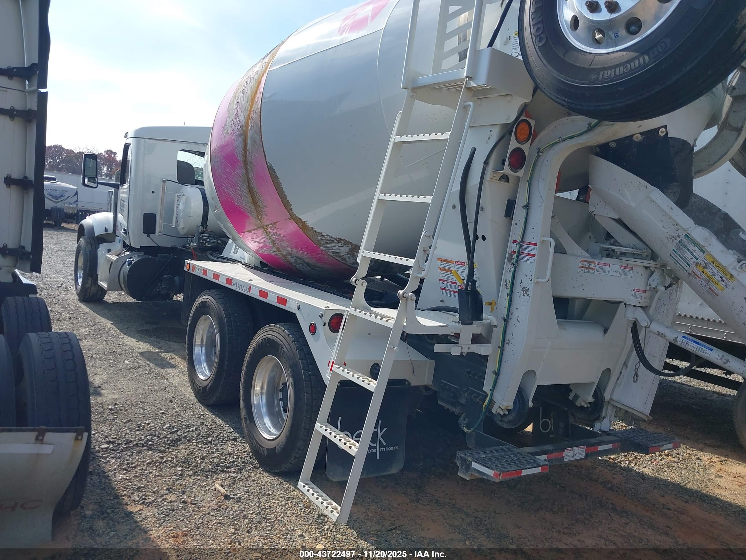 PETERBILT 567 image 3