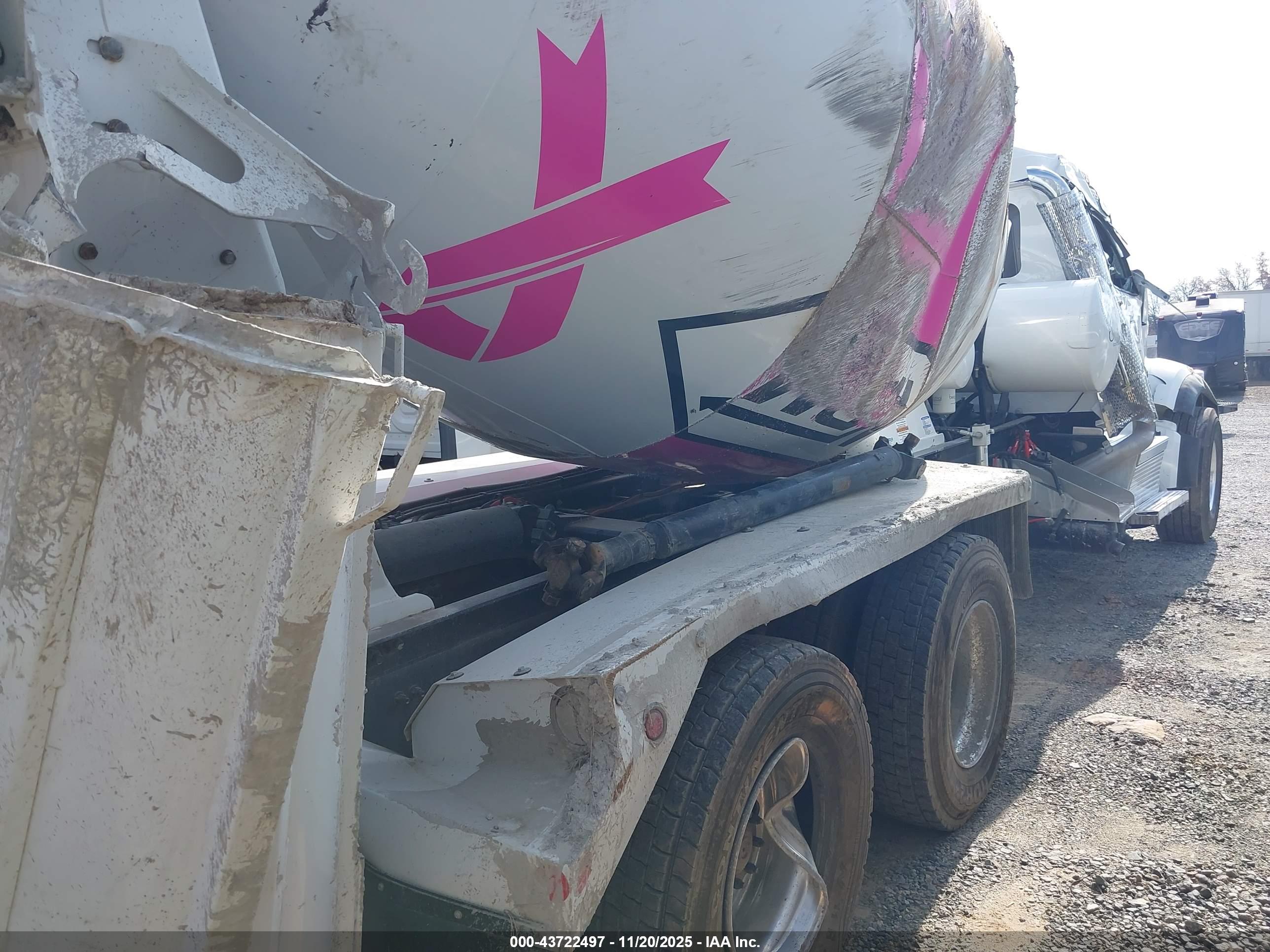 PETERBILT 567 image 4