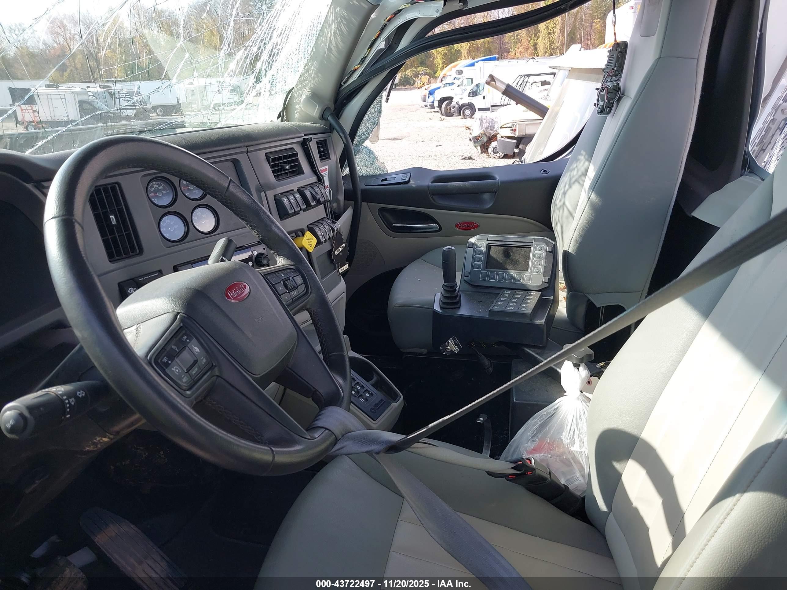 PETERBILT 567 image 8