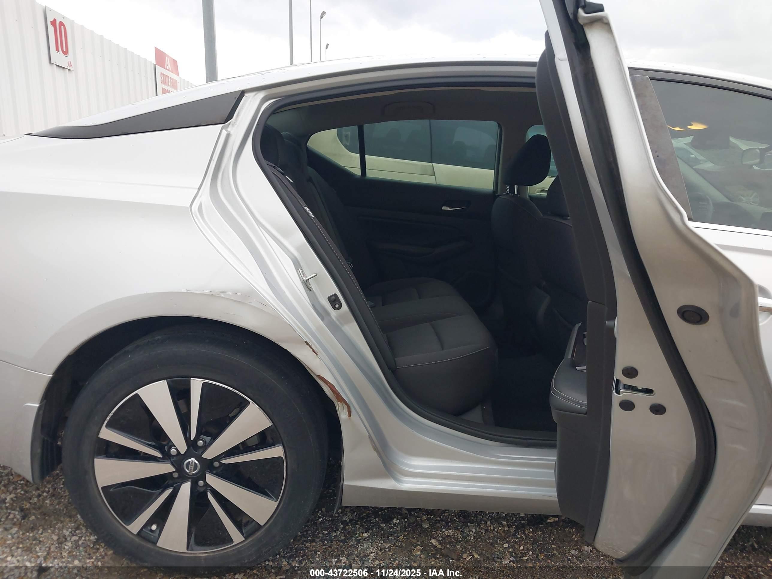 NISSAN ALTIMA image 8