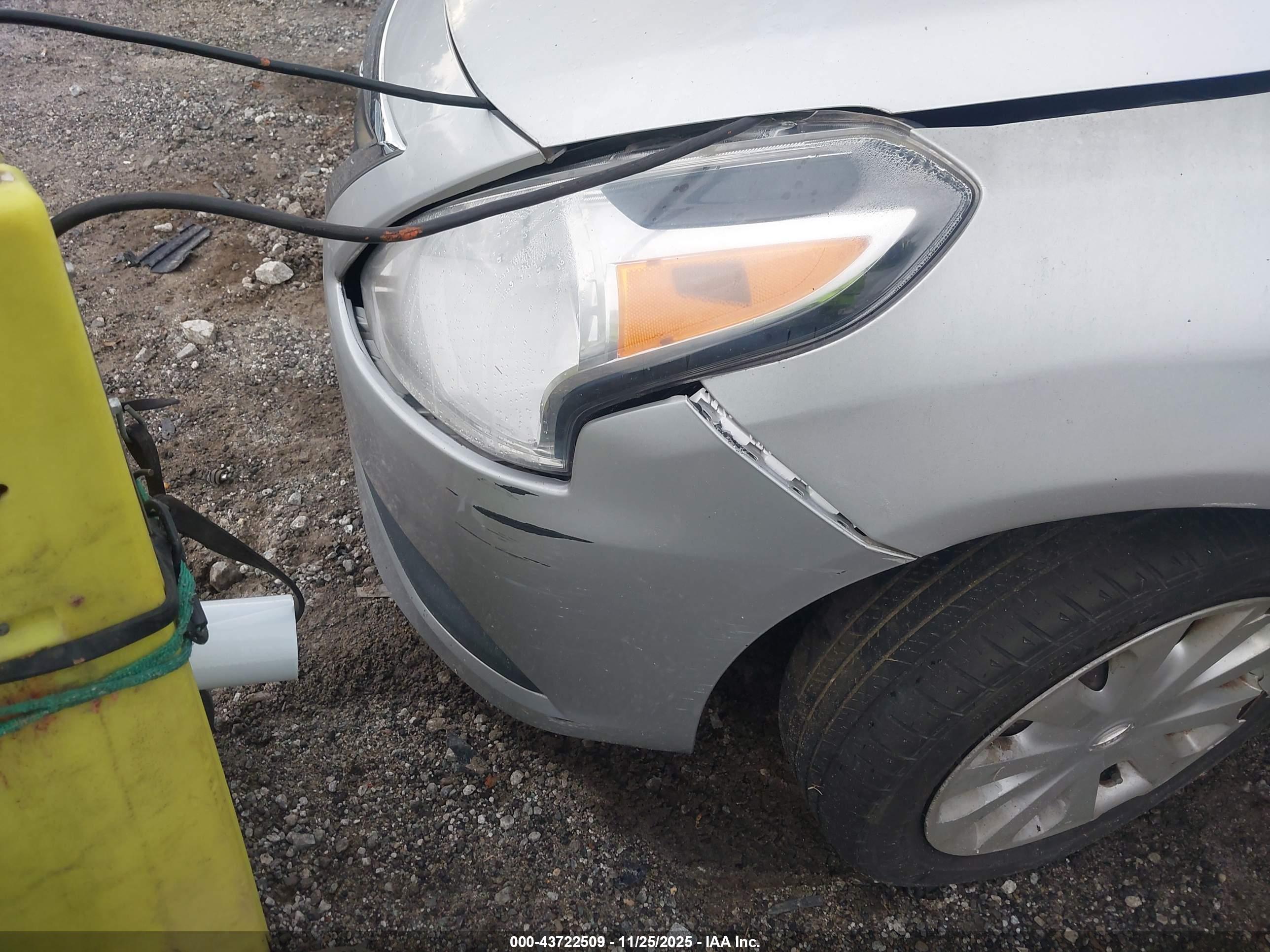 NISSAN VERSA image 6
