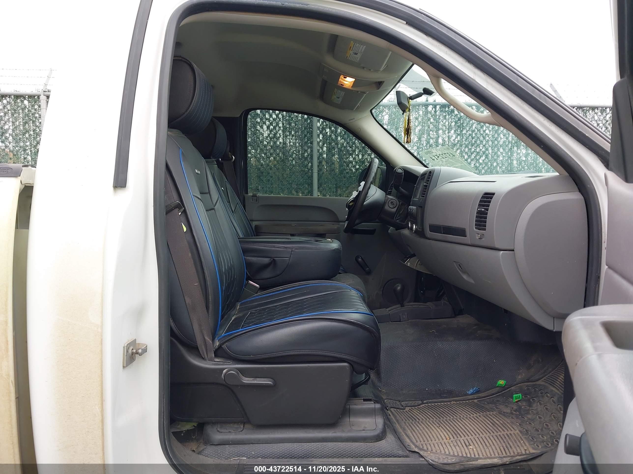 CHEVROLET SILVERADO image 5