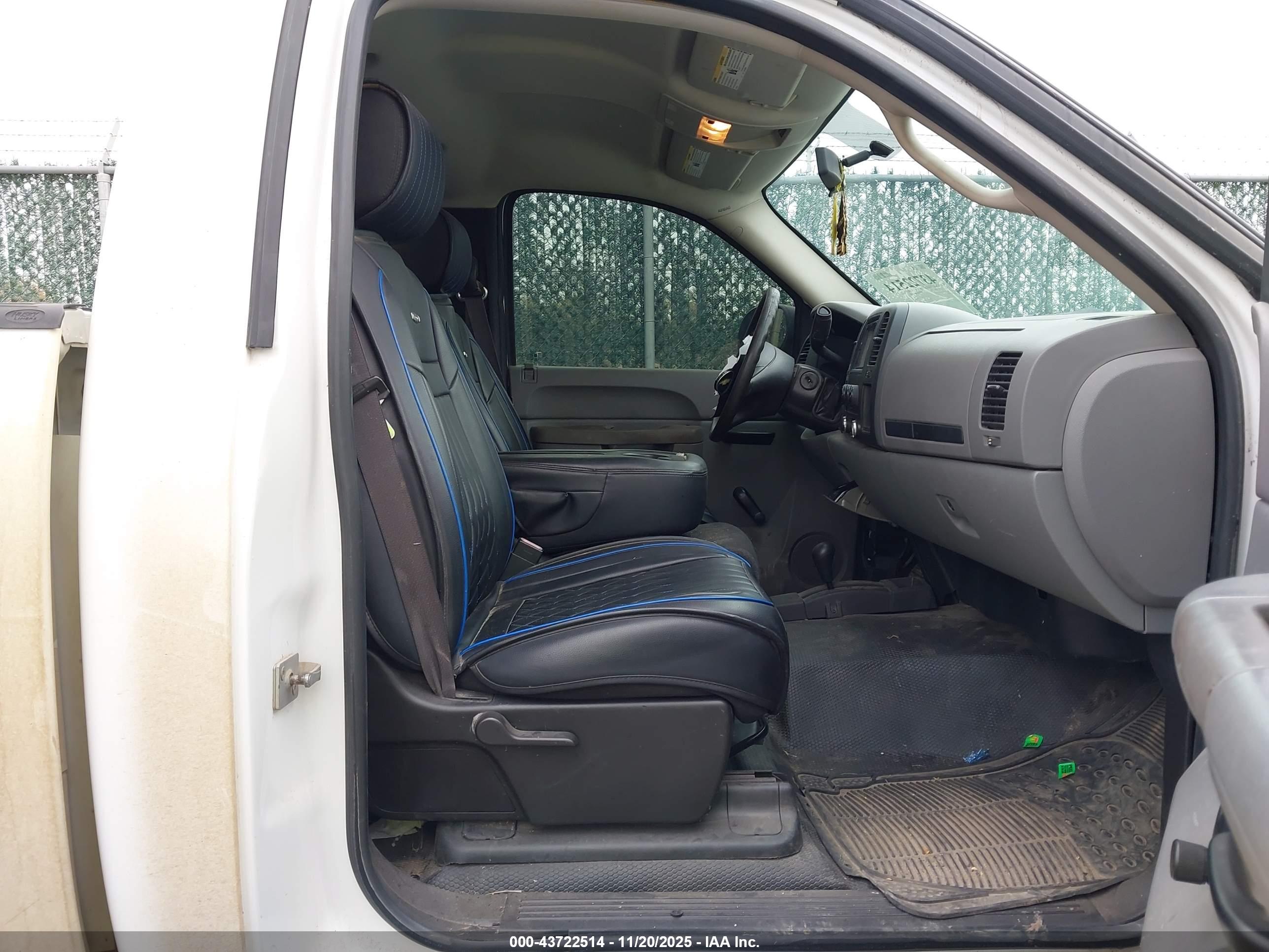 CHEVROLET SILVERADO image 8