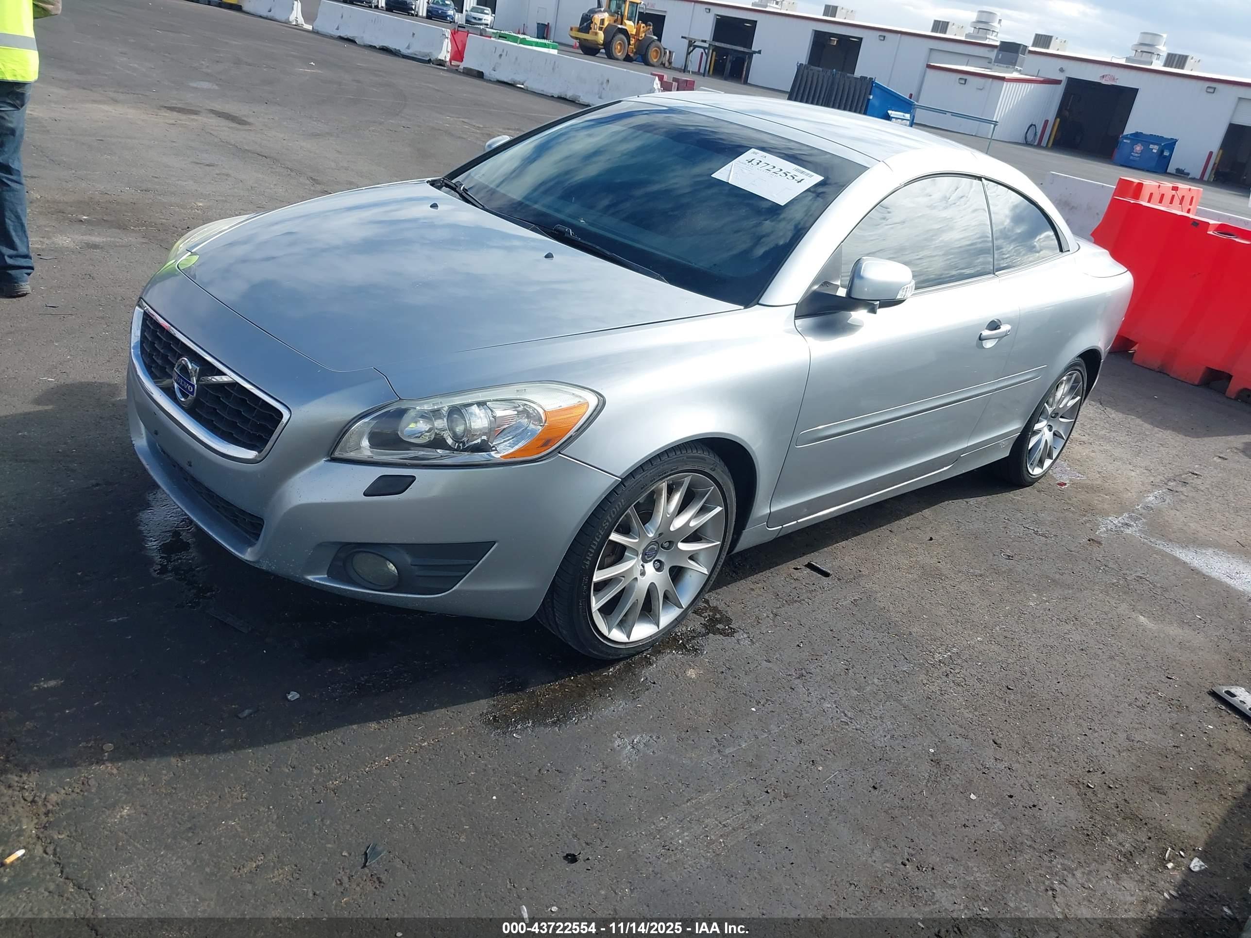 VOLVO C70 image 2