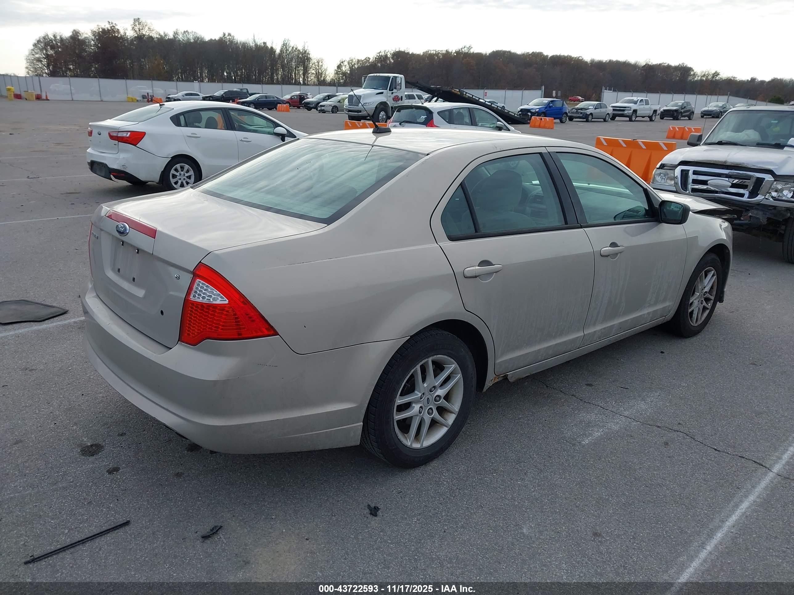 FORD FUSION image 4