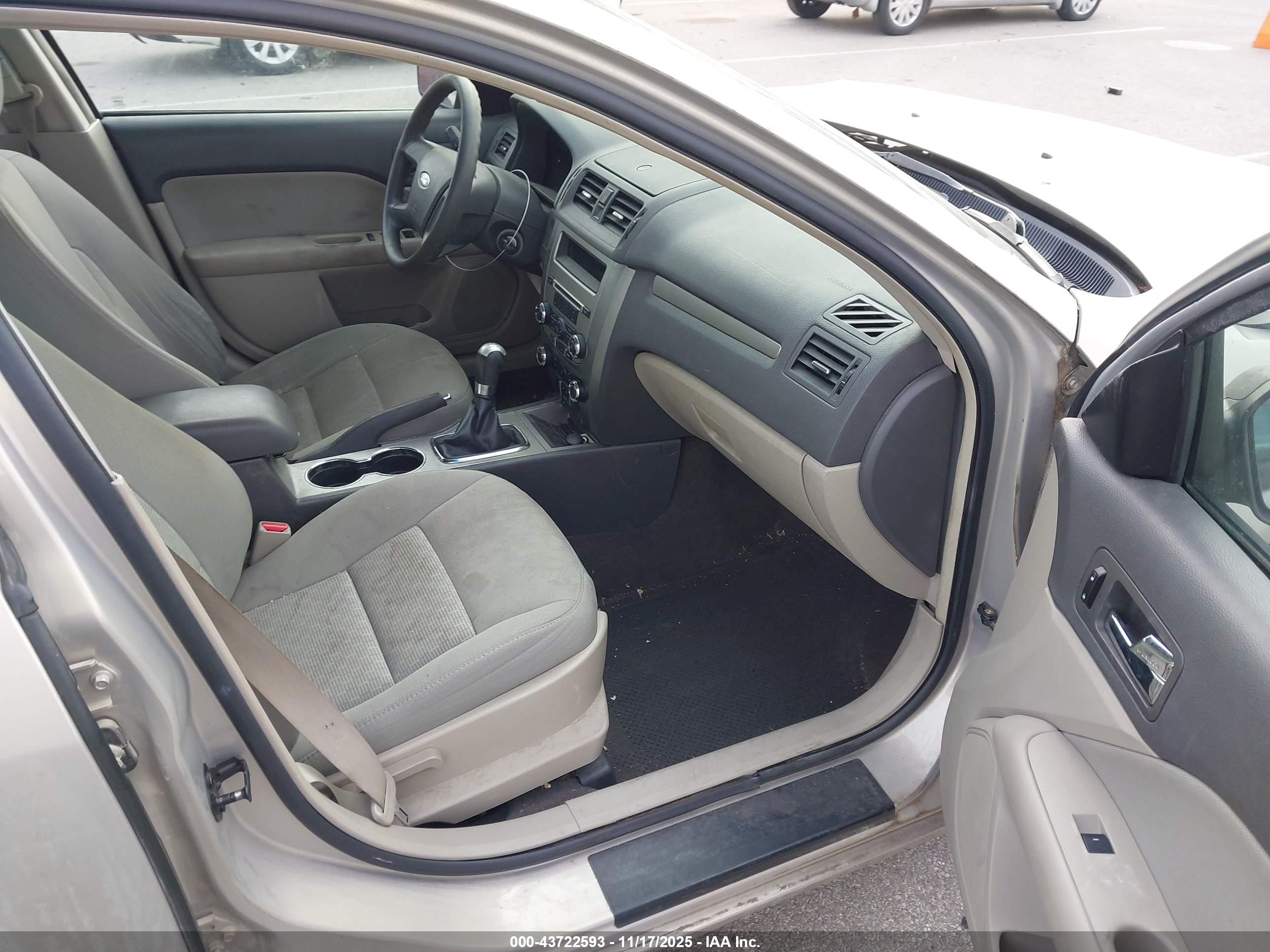 FORD FUSION image 5