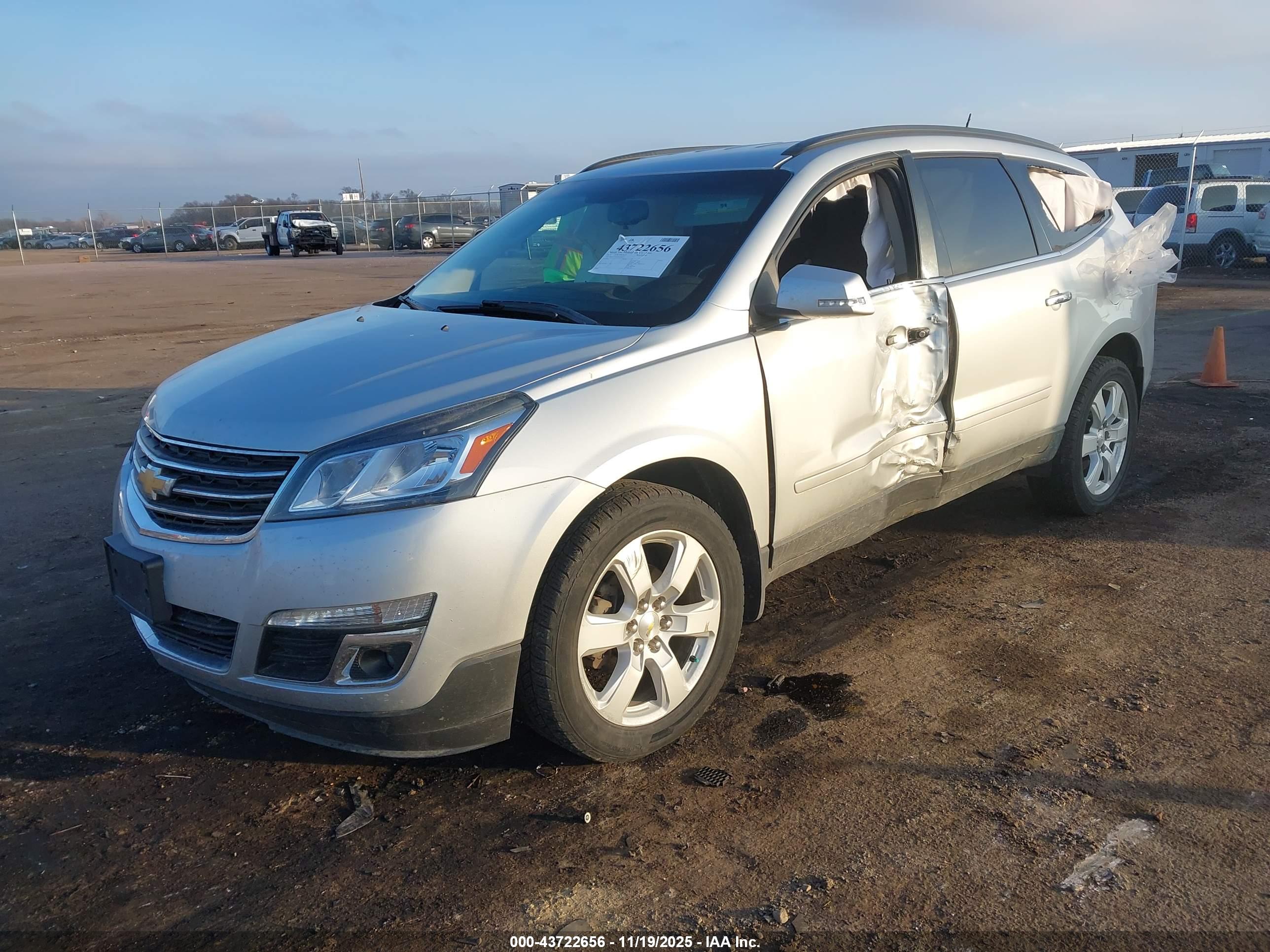 CHEVROLET TRAVERSE image 2
