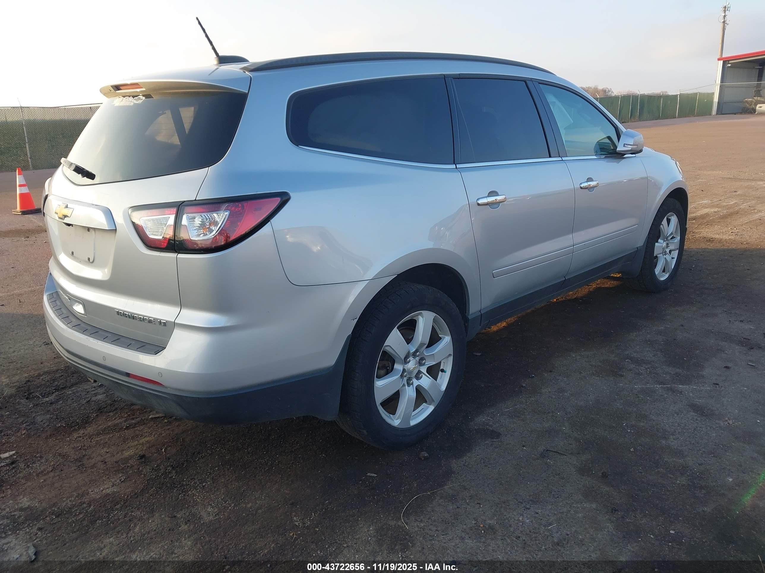 CHEVROLET TRAVERSE image 4