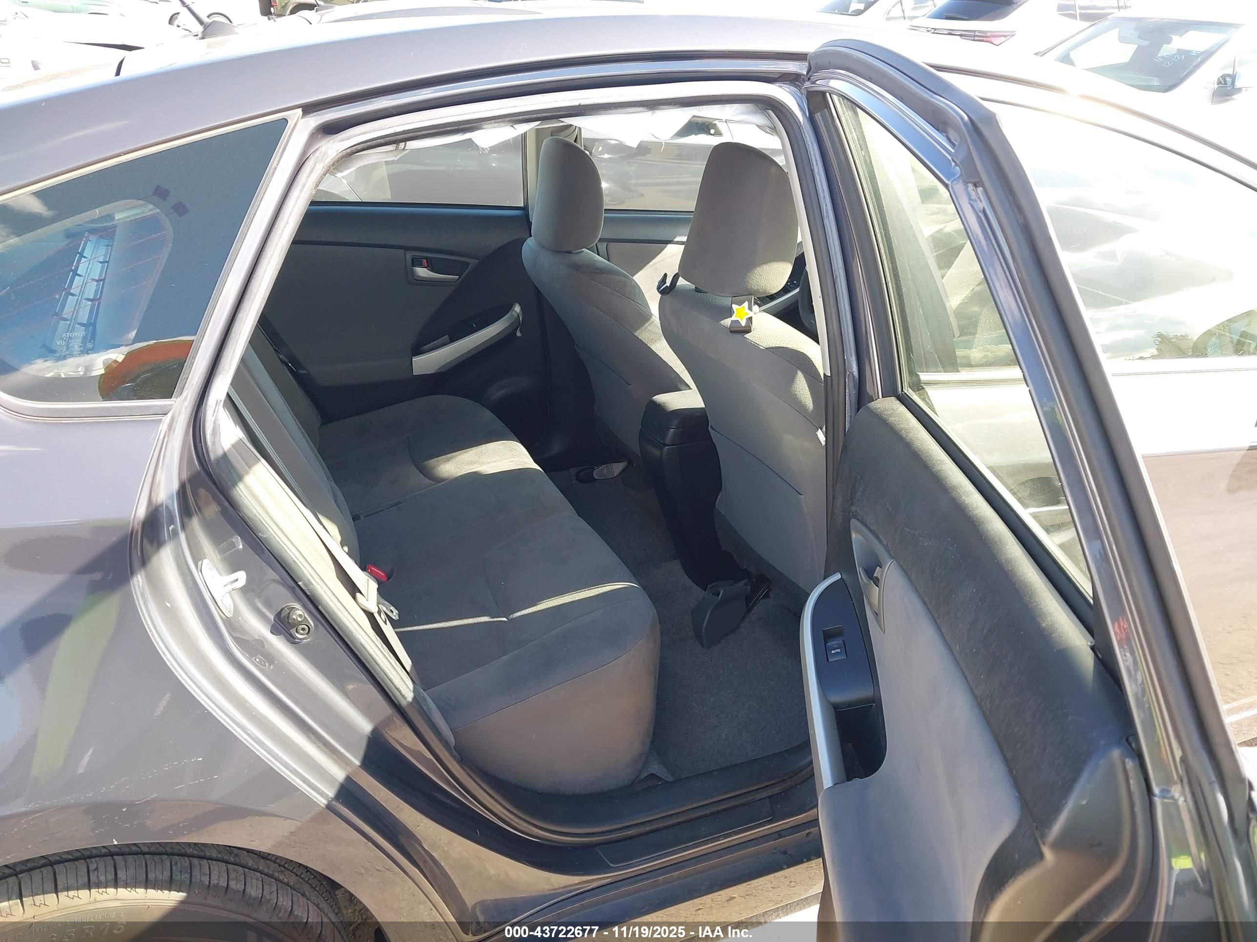TOYOTA PRIUS image 8