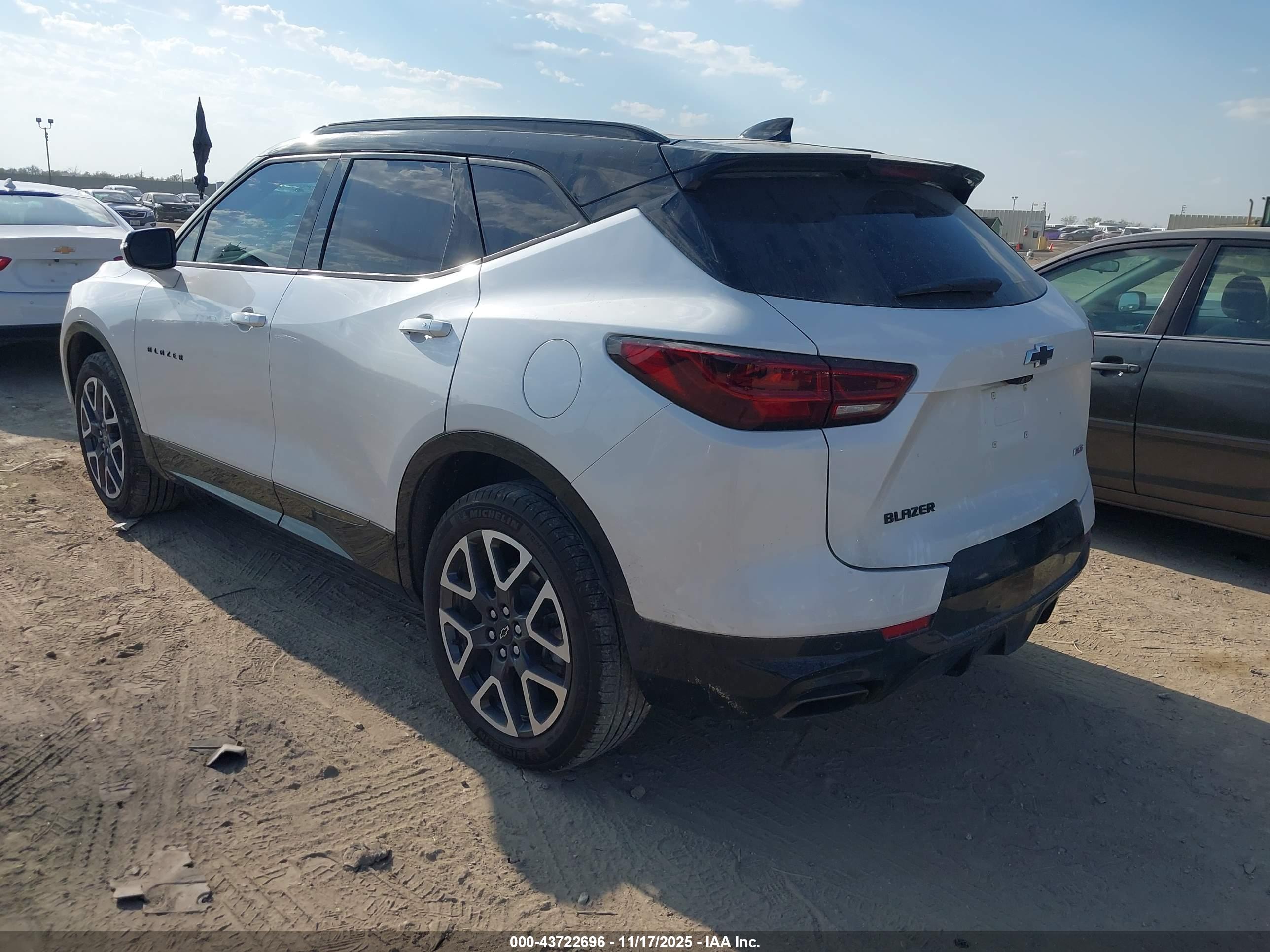 CHEVROLET BLAZER image 3