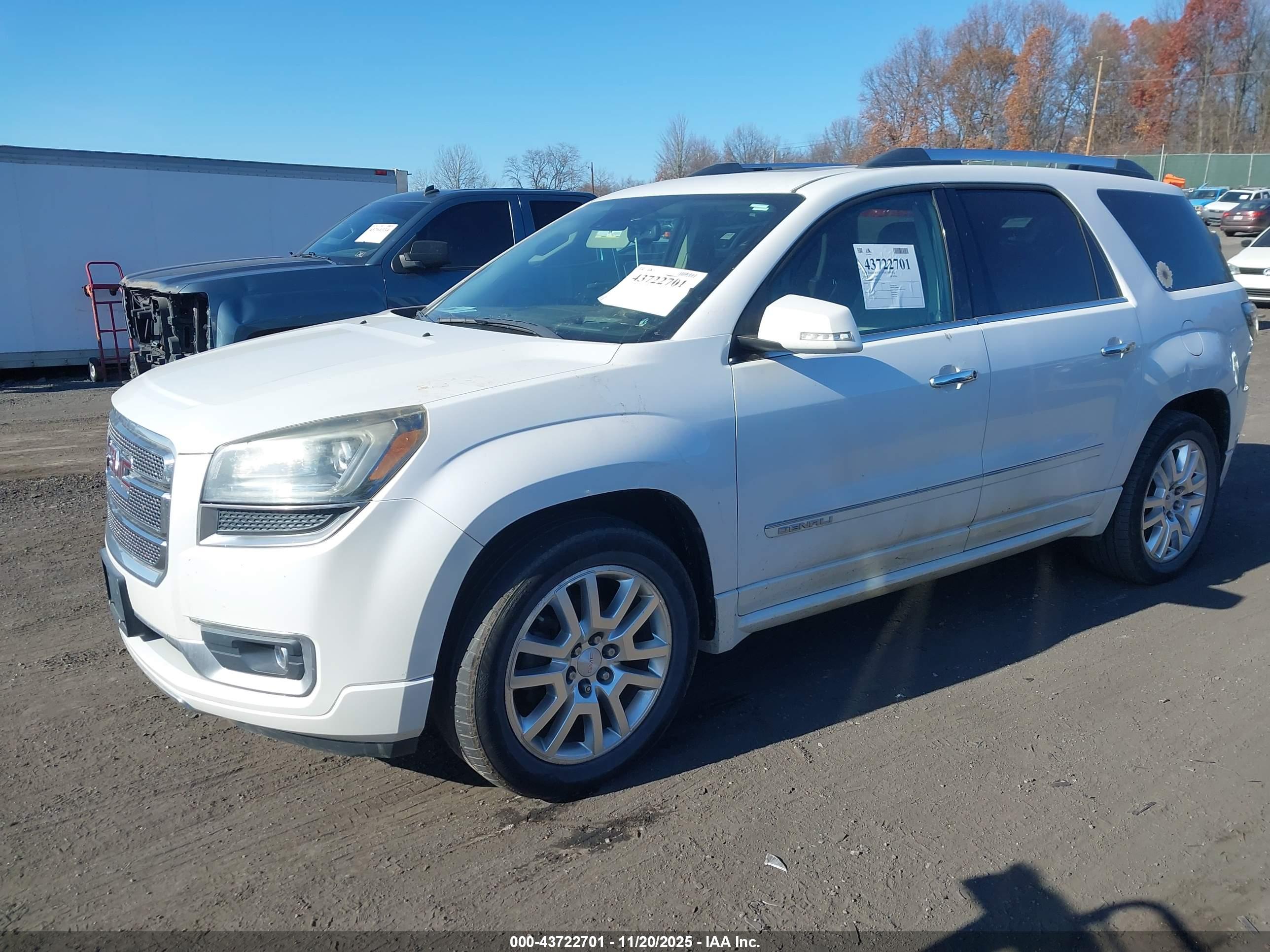GMC ACADIA image 2