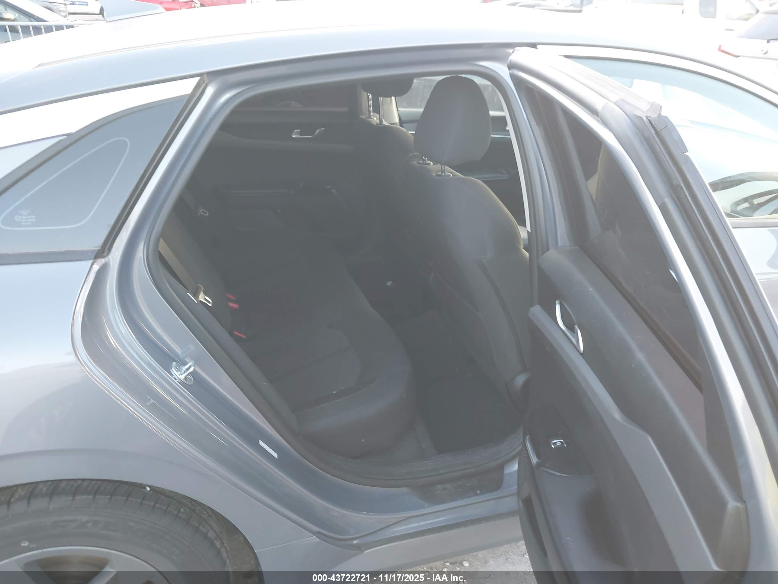 KIA K5 image 8