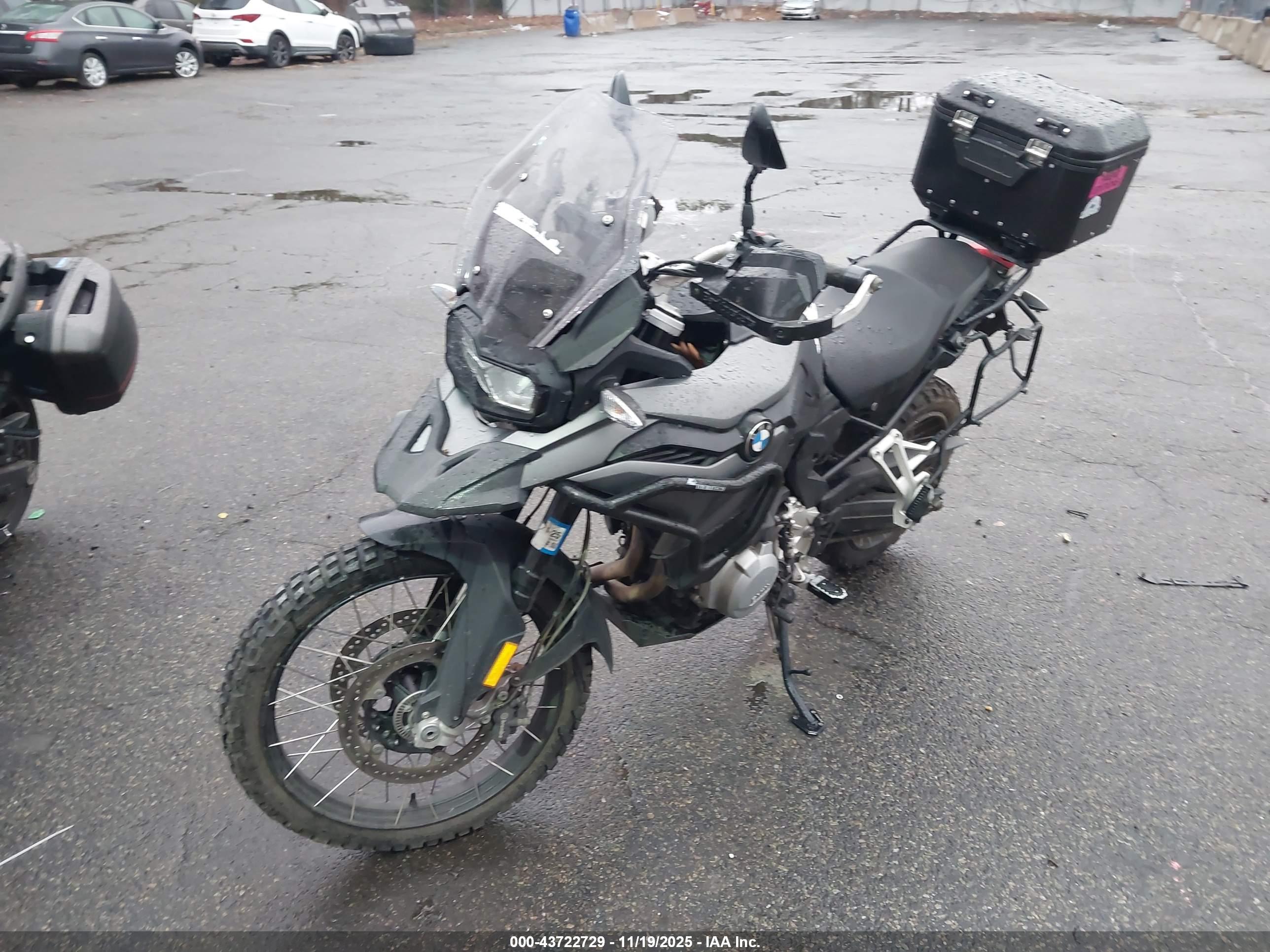 BMW F image 2
