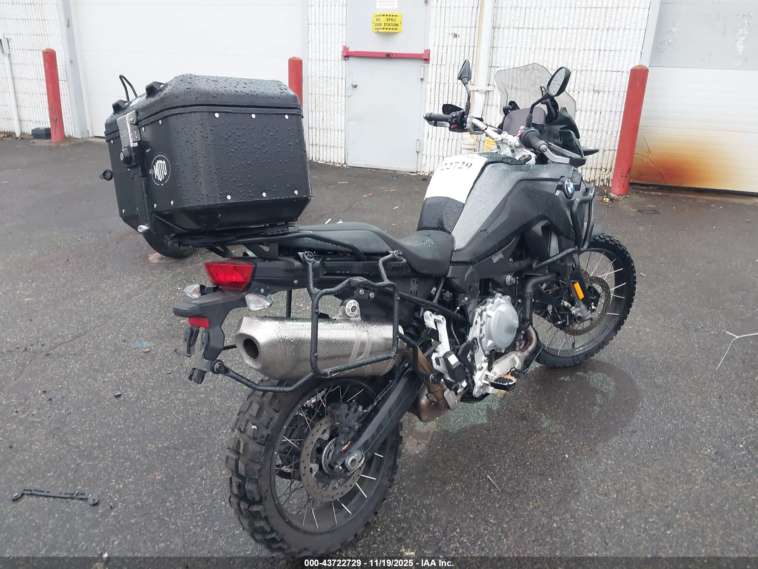 BMW F image 4