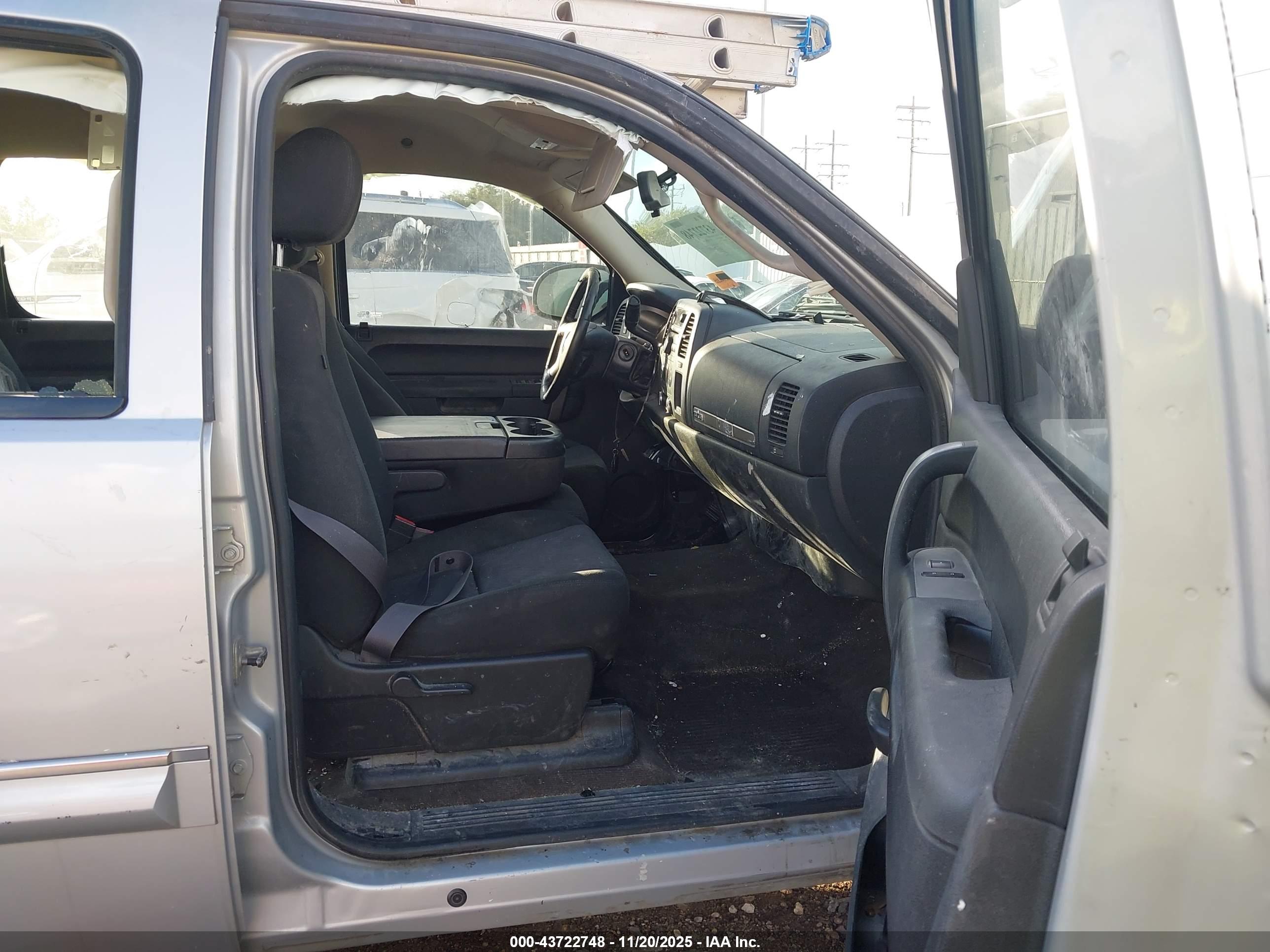 CHEVROLET SILVERADO image 5