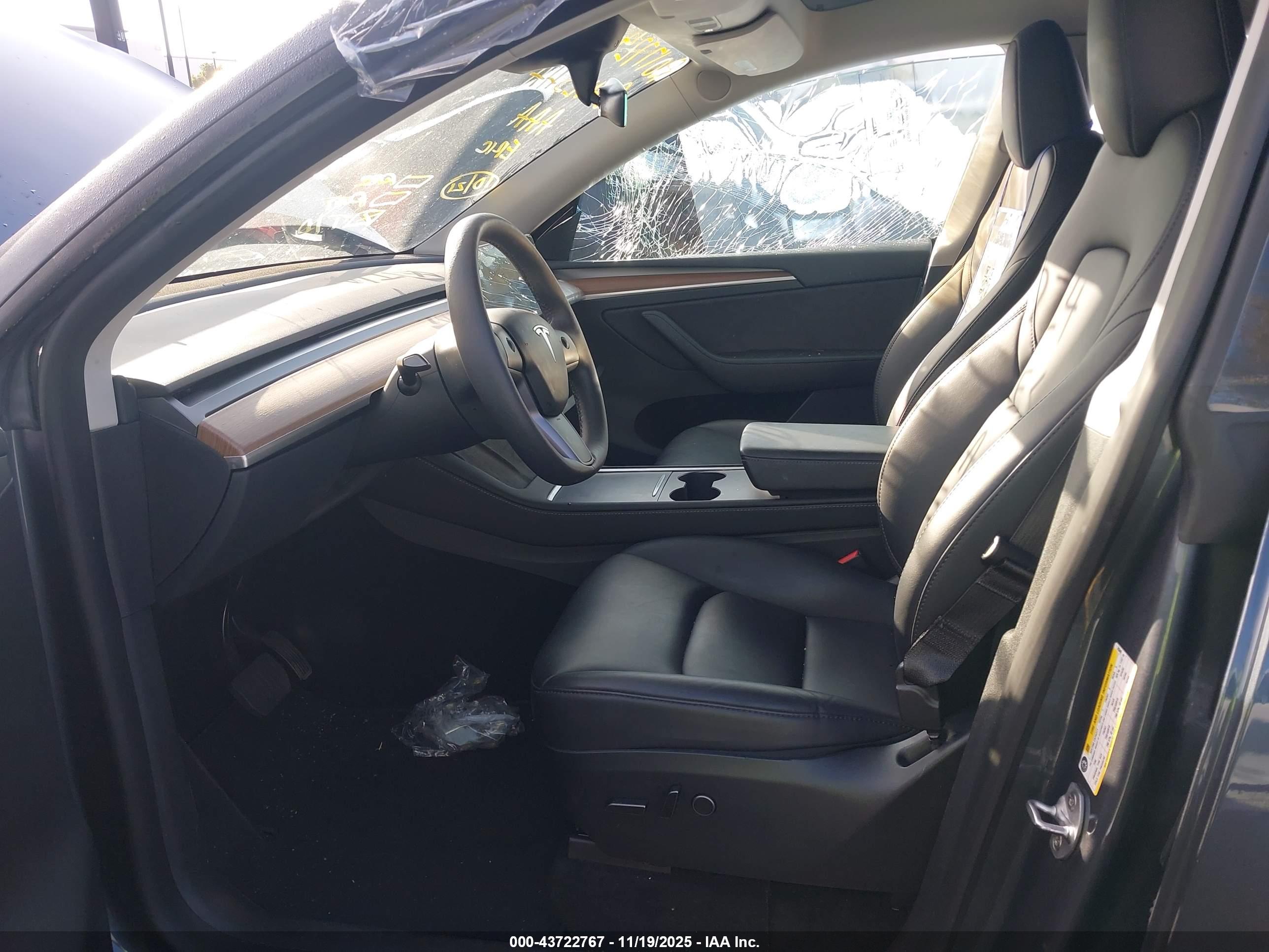 TESLA MODEL image 5