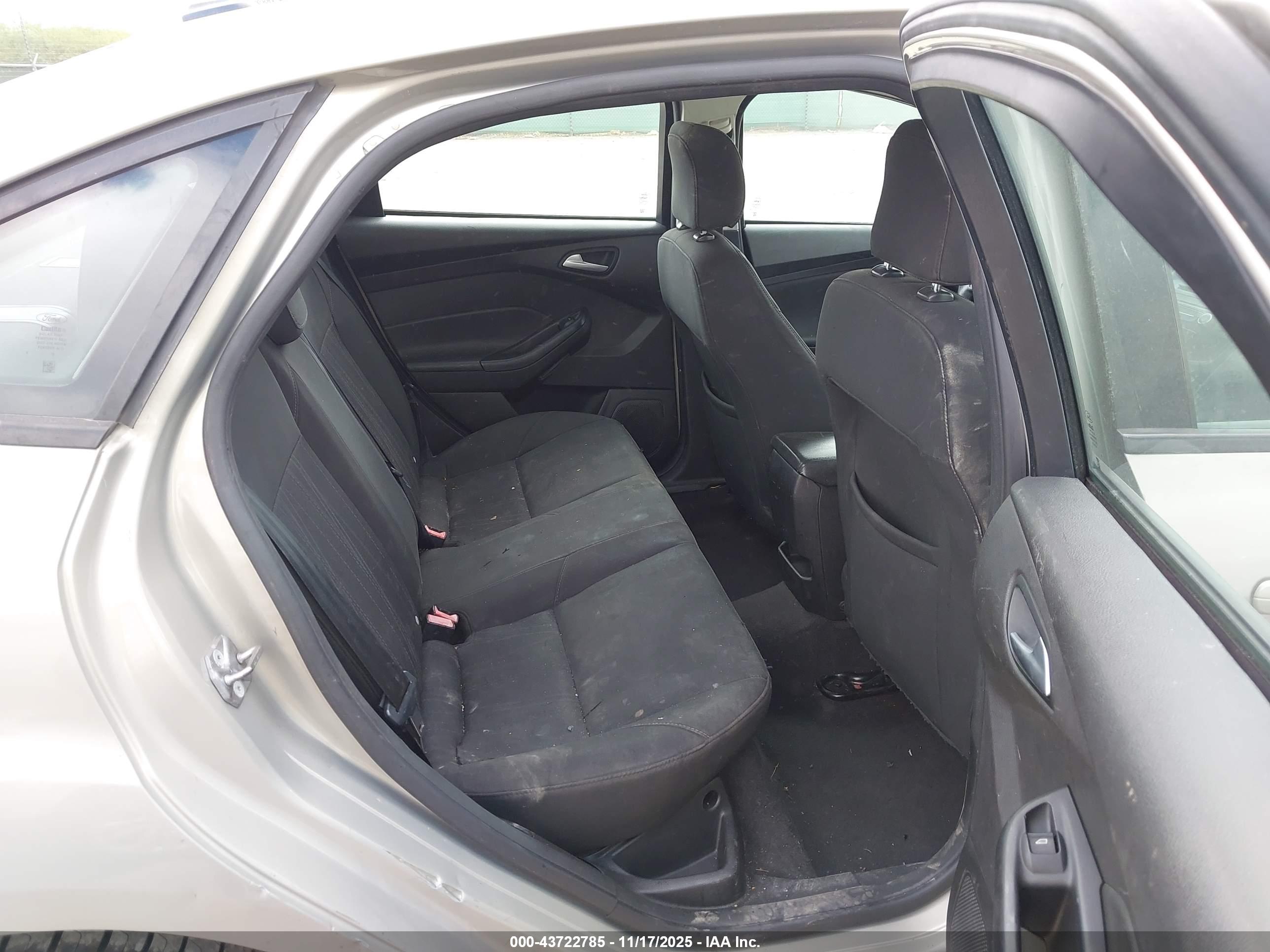 FORD FOCUS image 8