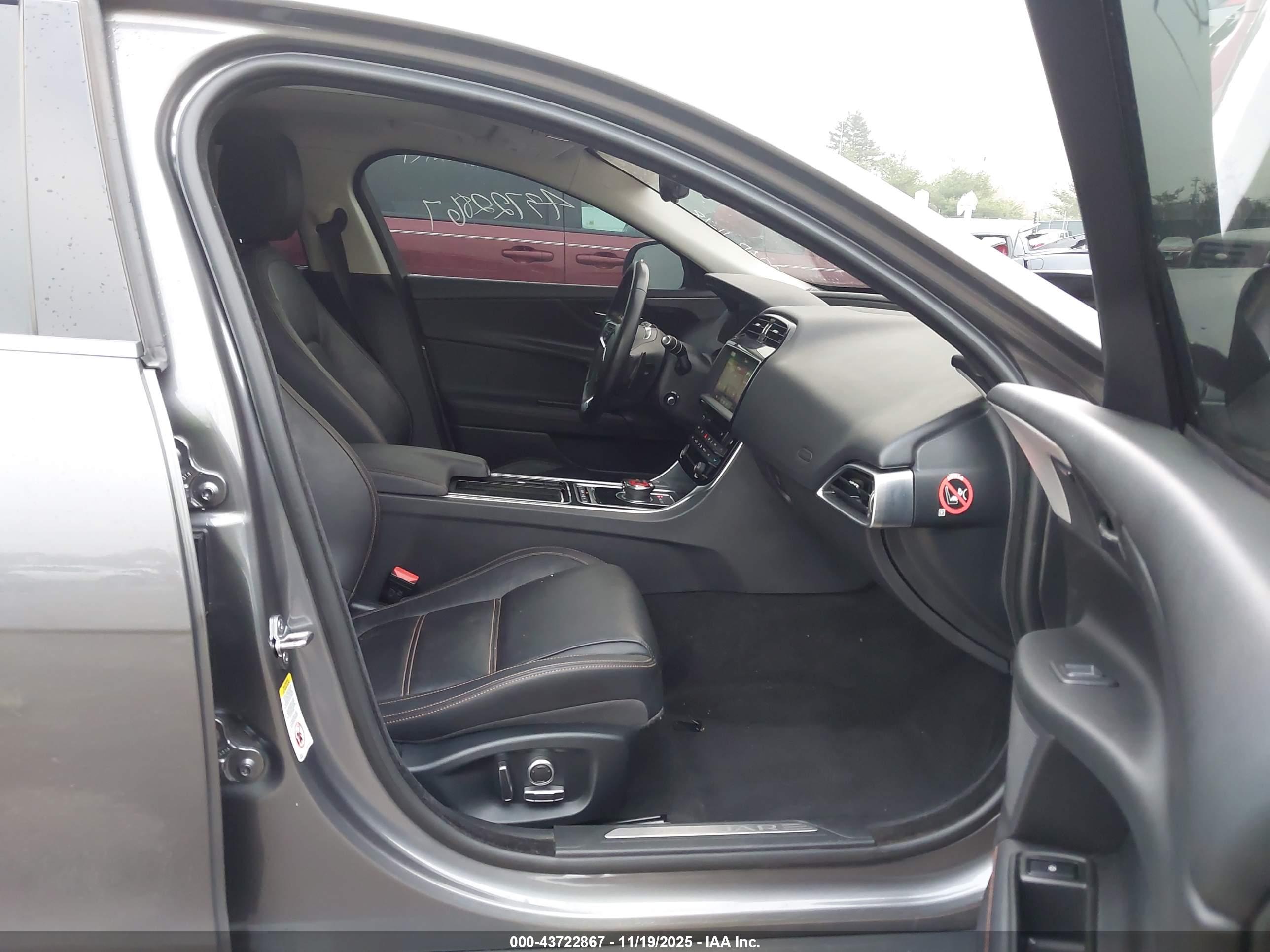 JAGUAR XE image 5