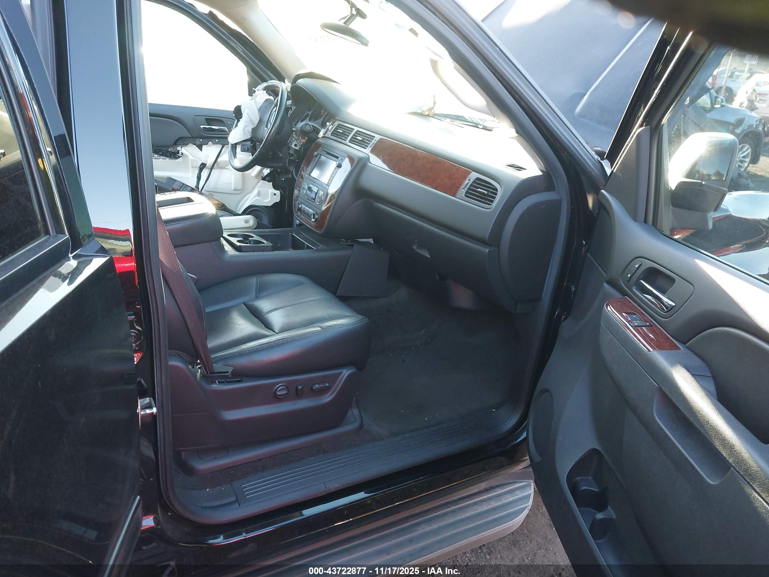 CHEVROLET SUBURBAN image 5