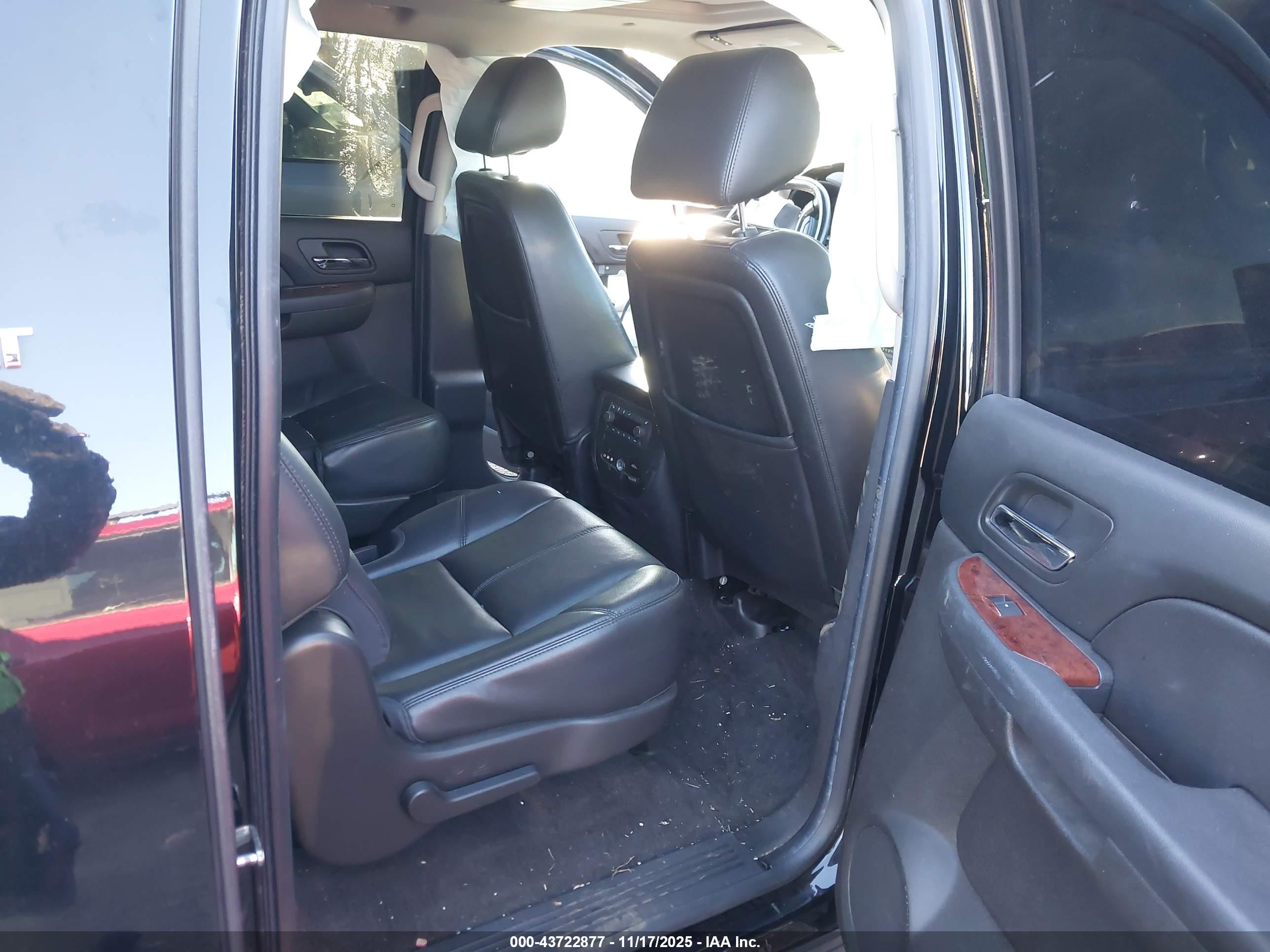 CHEVROLET SUBURBAN image 8