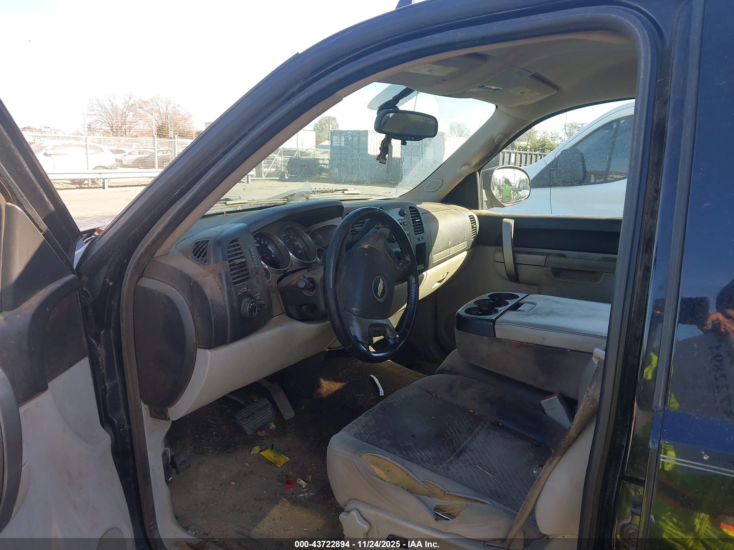 CHEVROLET SILVERADO image 5