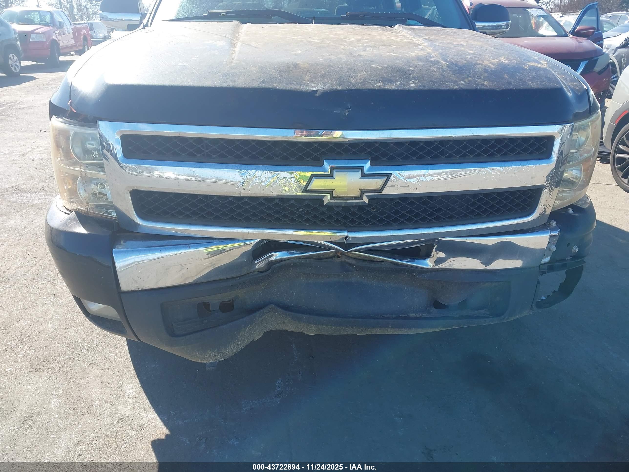 CHEVROLET SILVERADO image 6
