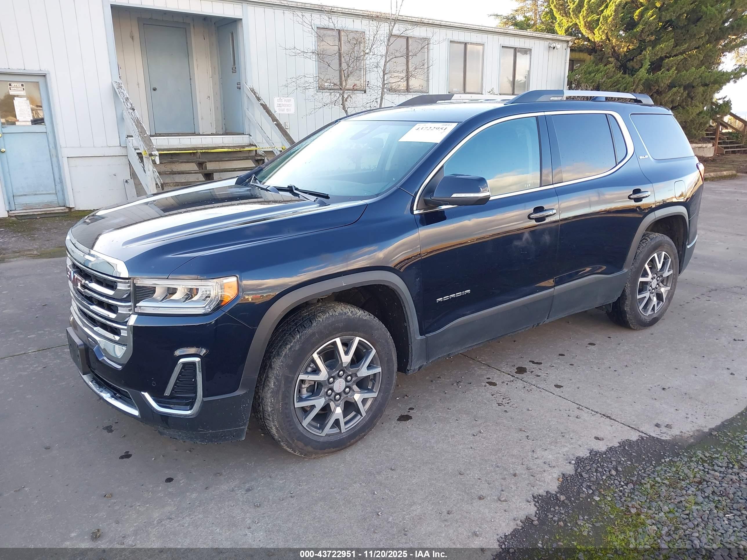 GMC ACADIA image 2