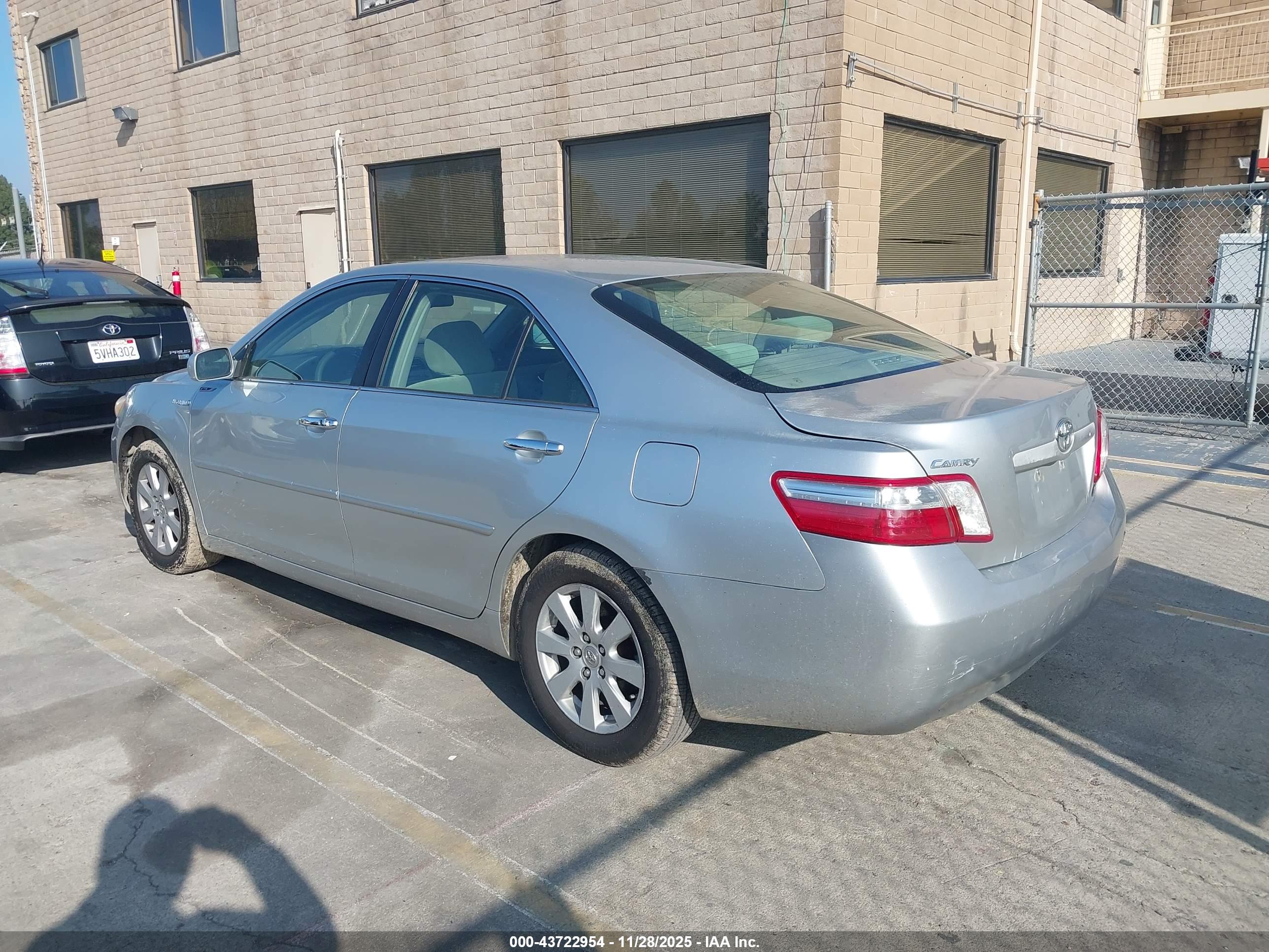 TOYOTA CAMRY image 3