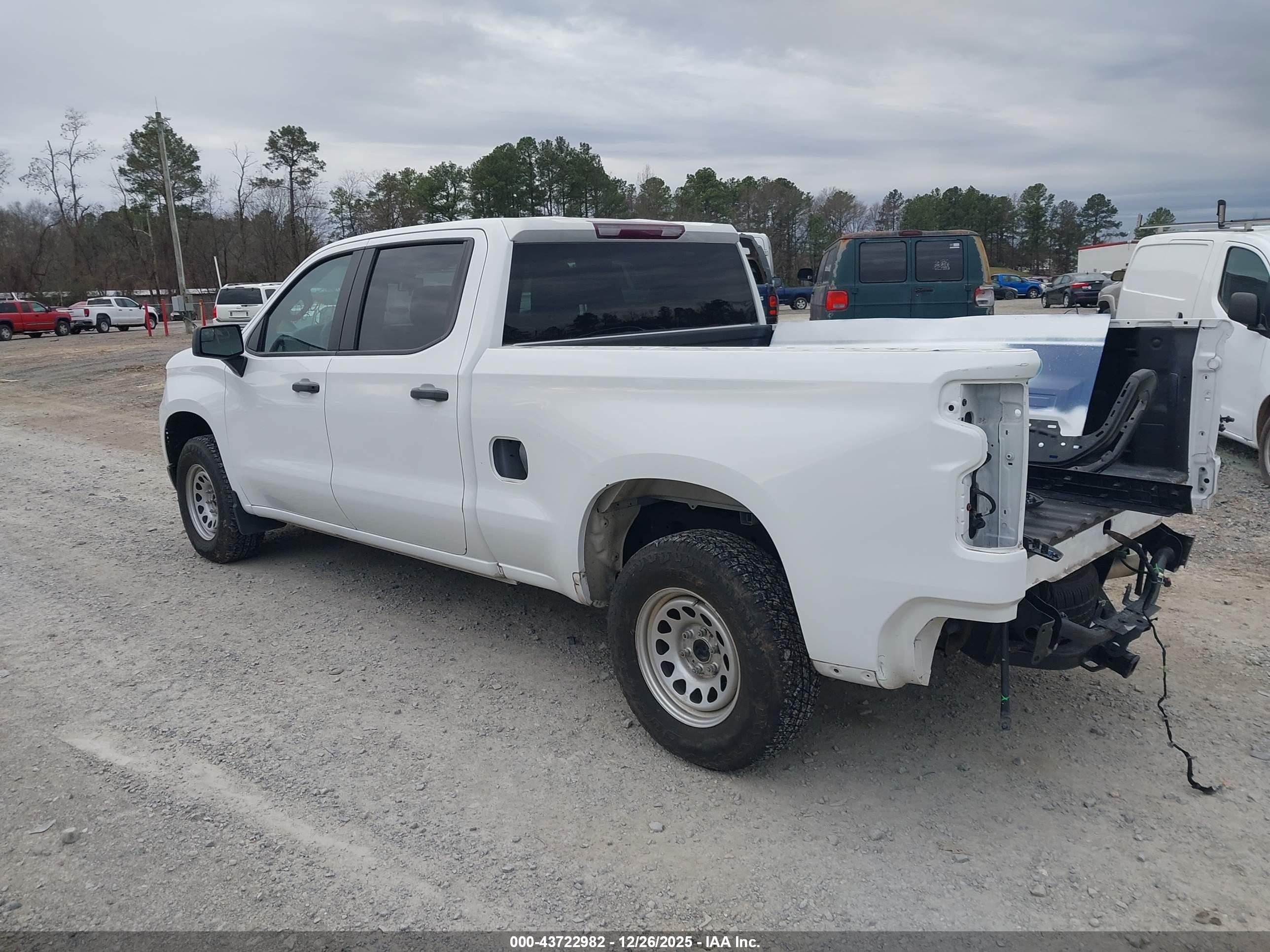 CHEVROLET SILVERADO image 3