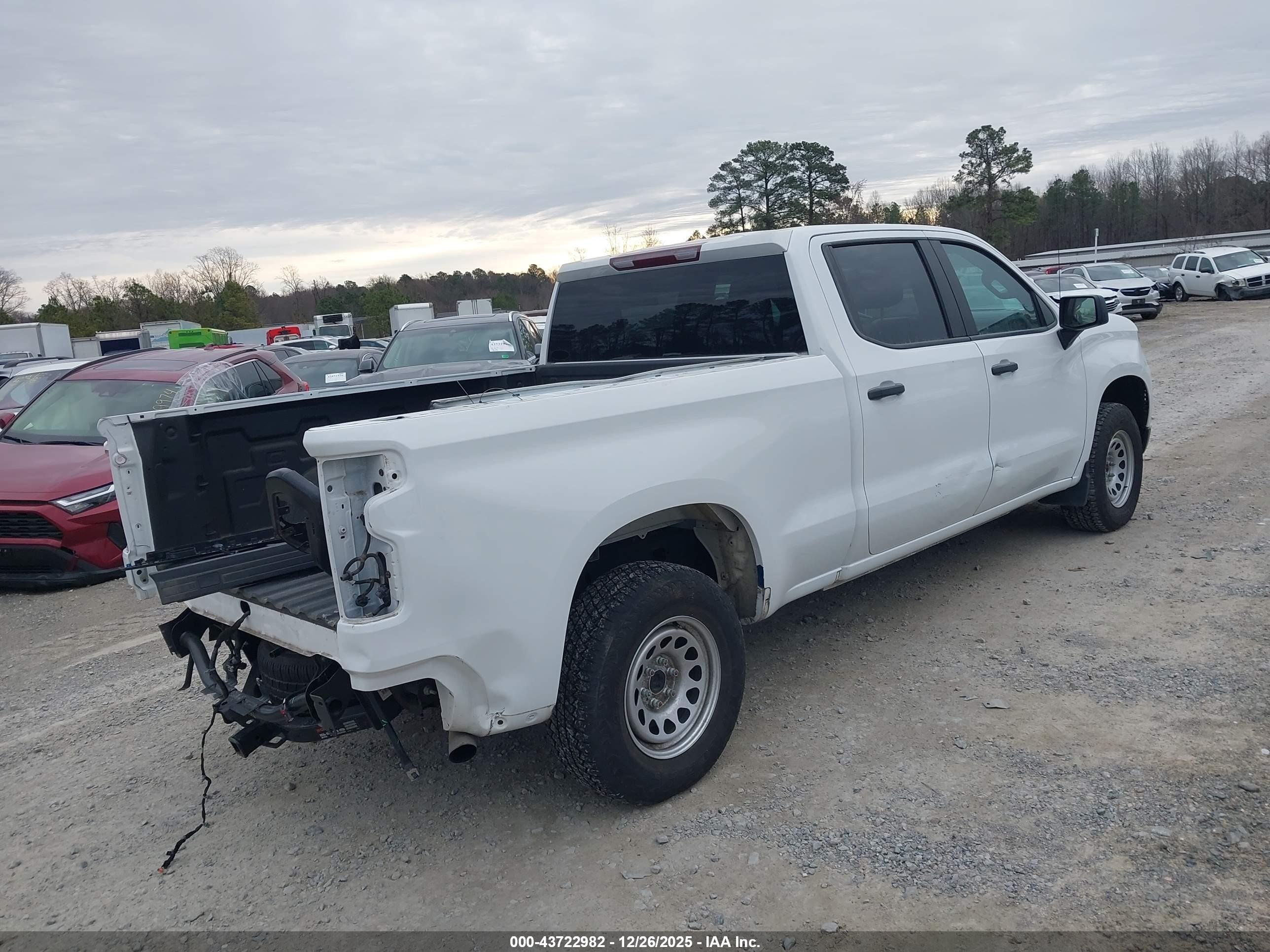 CHEVROLET SILVERADO image 4