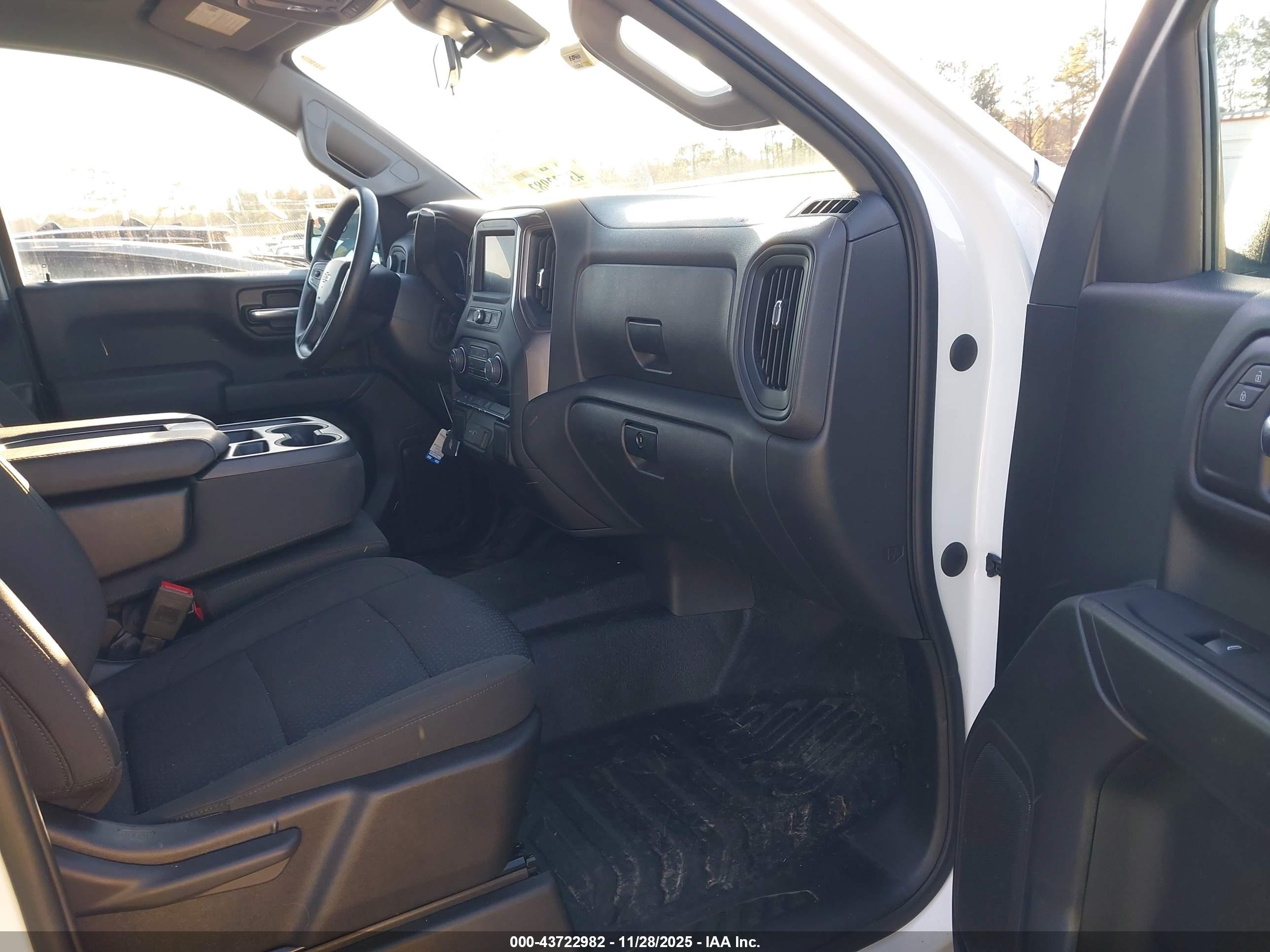 CHEVROLET SILVERADO image 5