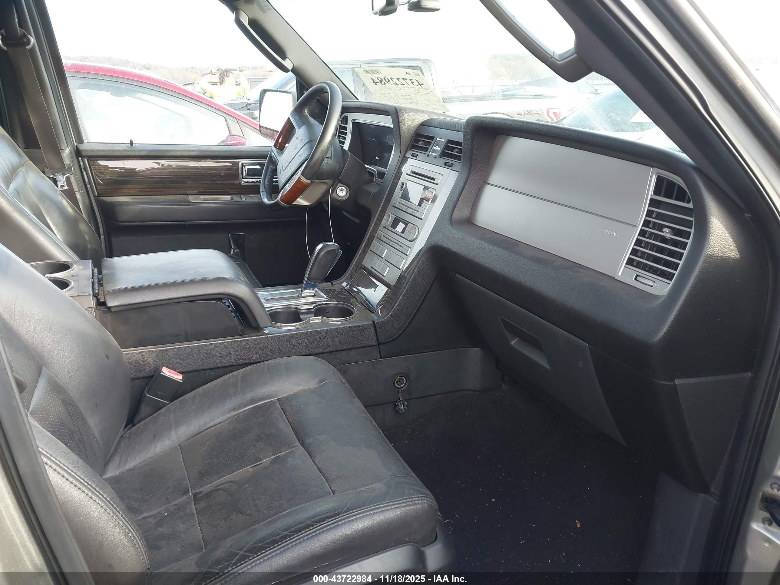 LINCOLN NAVIGATOR image 5
