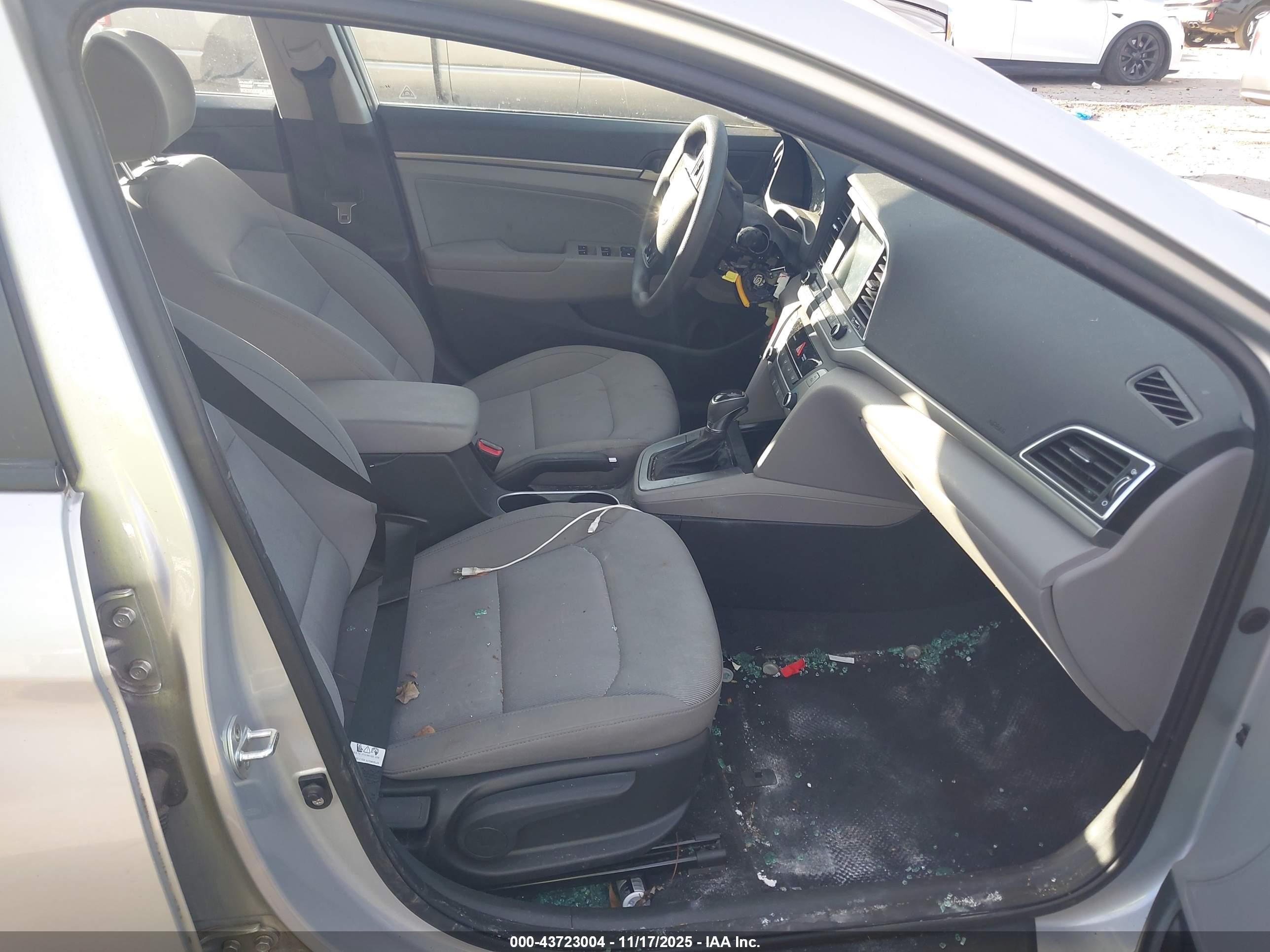 HYUNDAI ELANTRA image 5