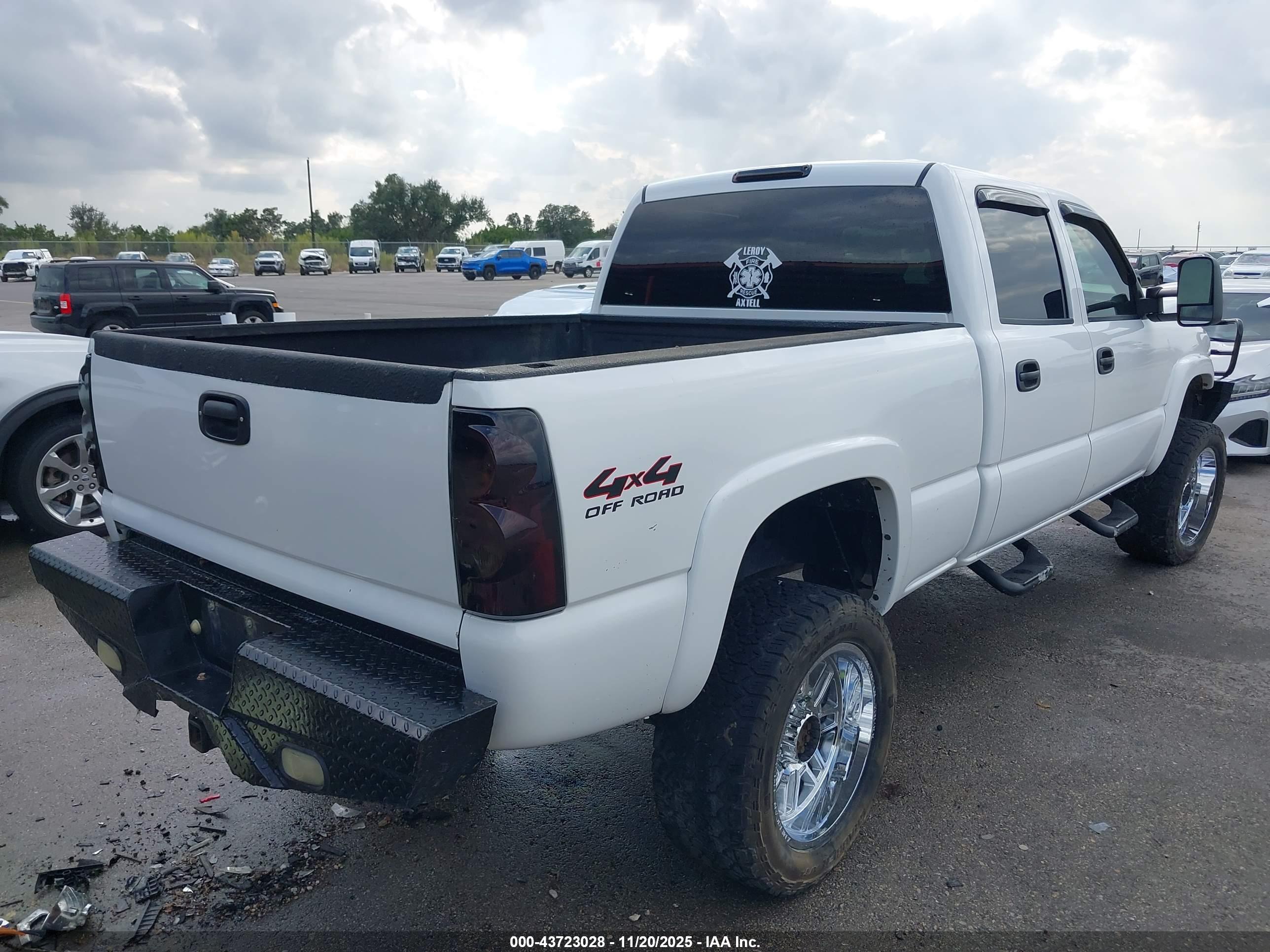 CHEVROLET SILVERADO image 4